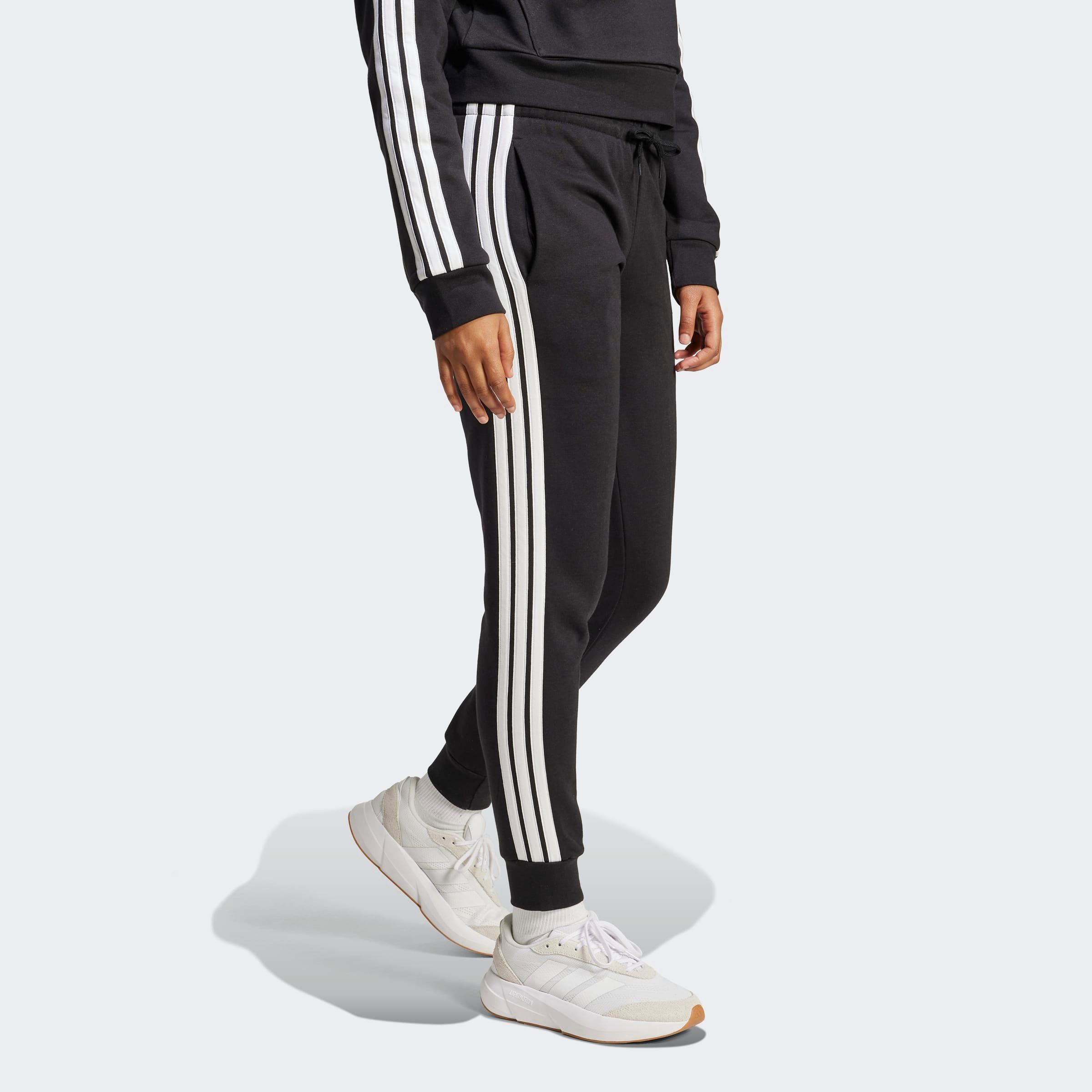 adidas Sportswear Sporthose ESSENTIALS 3-STREIFEN FLEECE-, SCHMAL GESCHNITTEN schmal geschnitten, für vielseitige Aktivitäten, aus Baumwollmix