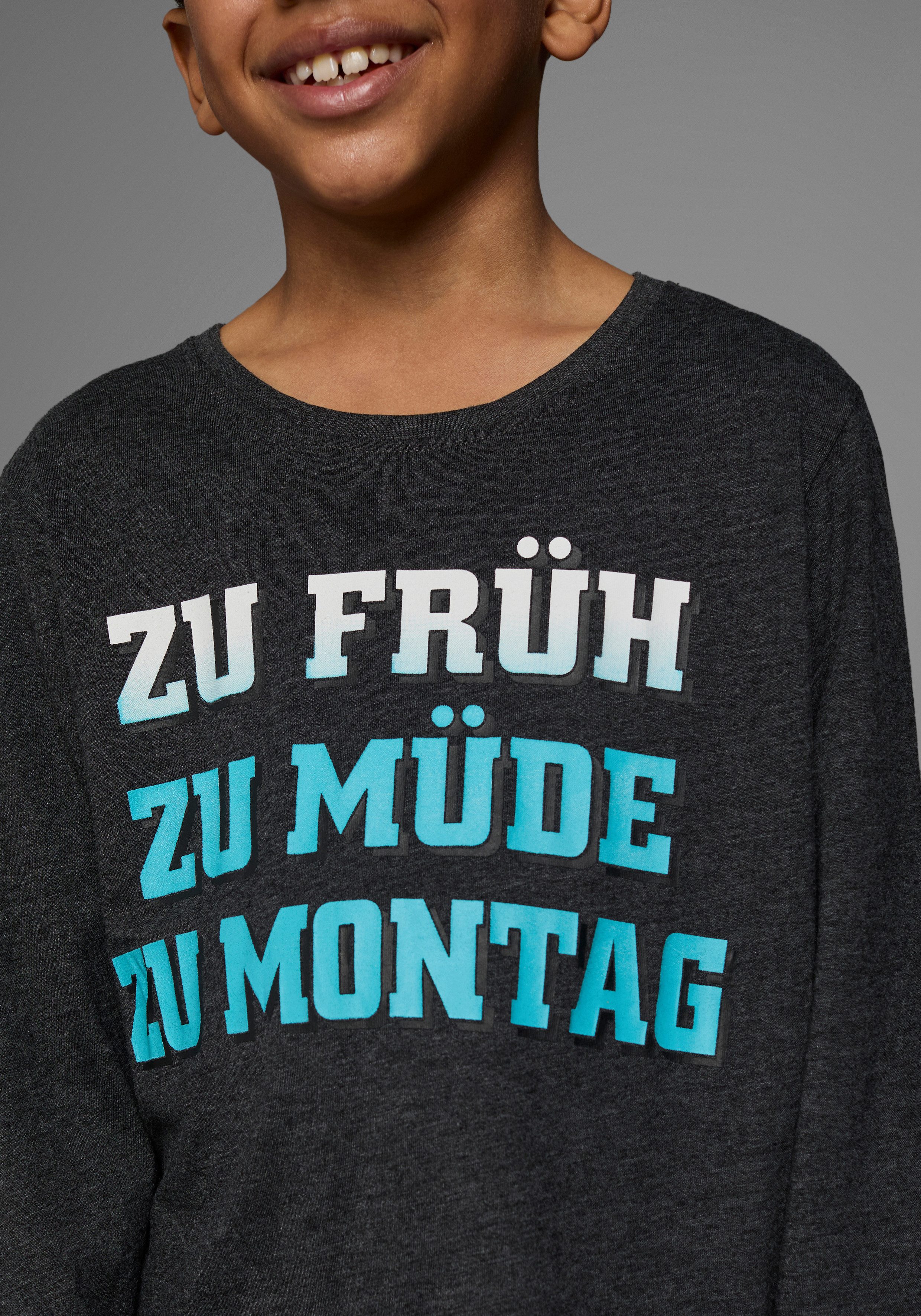 KIDSWORLD Langarmshirt ZU FRÜH, ZU MÜDE, ZU MONTAG Langarm, Basic-Passform, mit stylischem Druck, Rundhalsausschnitt