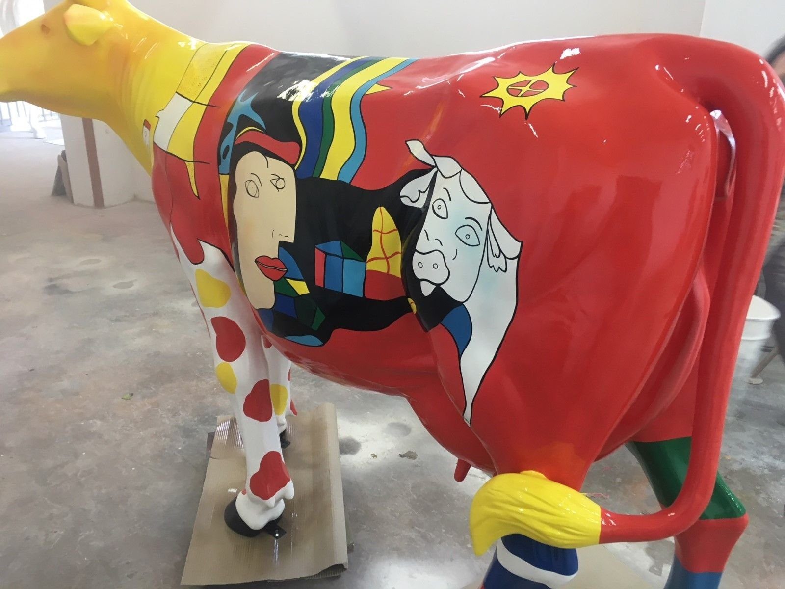 Bunte Gartenfigur Kuh abstrakten Style Kuh Antikes Lebensgroße Wohndesign Bunte Verrückte im Picasso