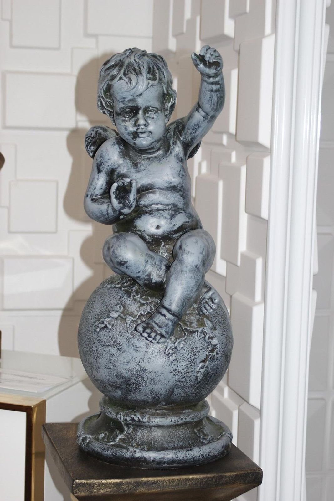 JVmoebel Skulptur Engel Figur auf Statur Figuren Globus Sofort Skulptur Skulpturen