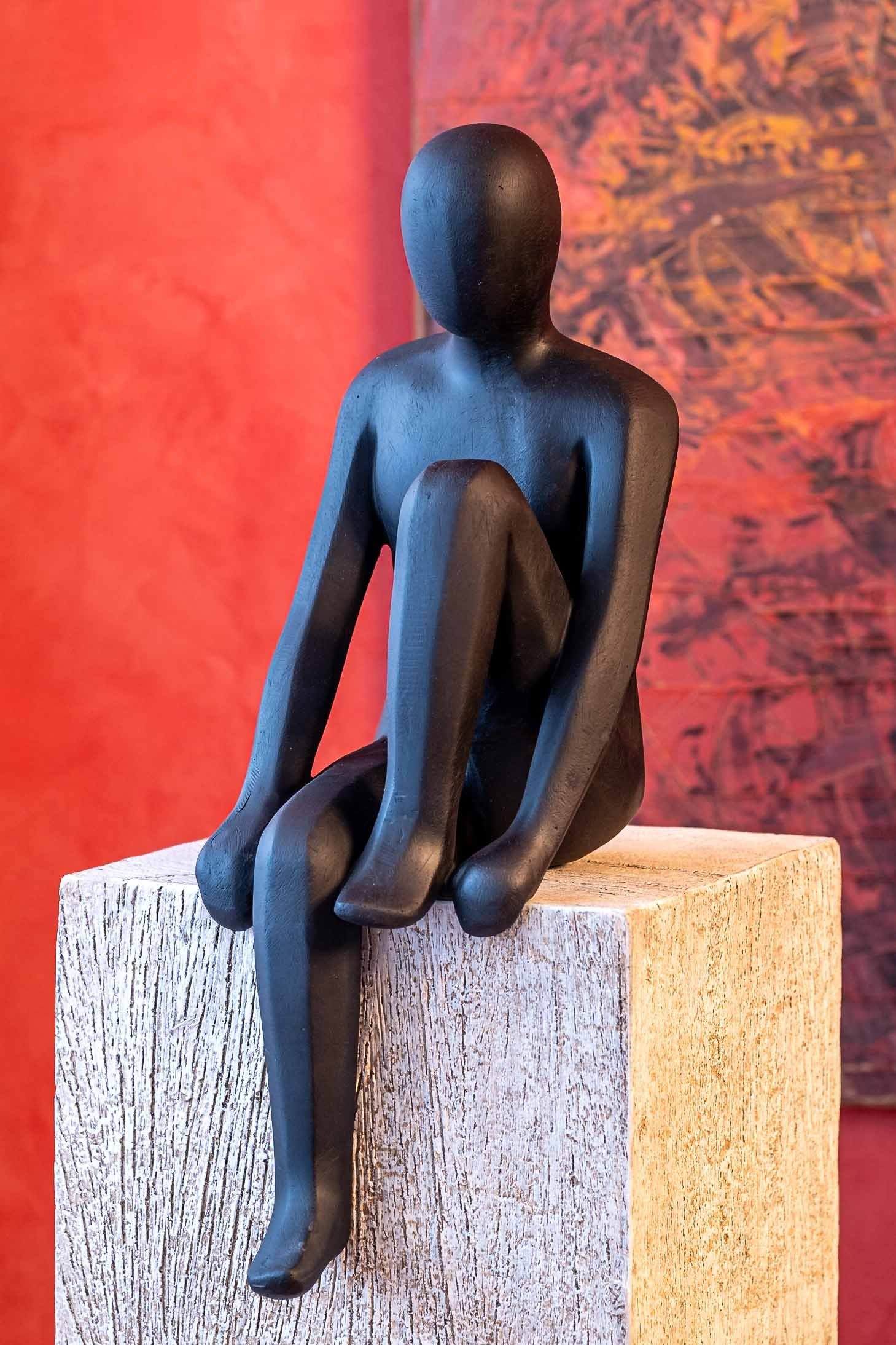 IDYL Dekofigur IDYL Moderne Skulptur Figur Sandsteinguss "Sitting Man", Moderne Figur "Sitting Man".