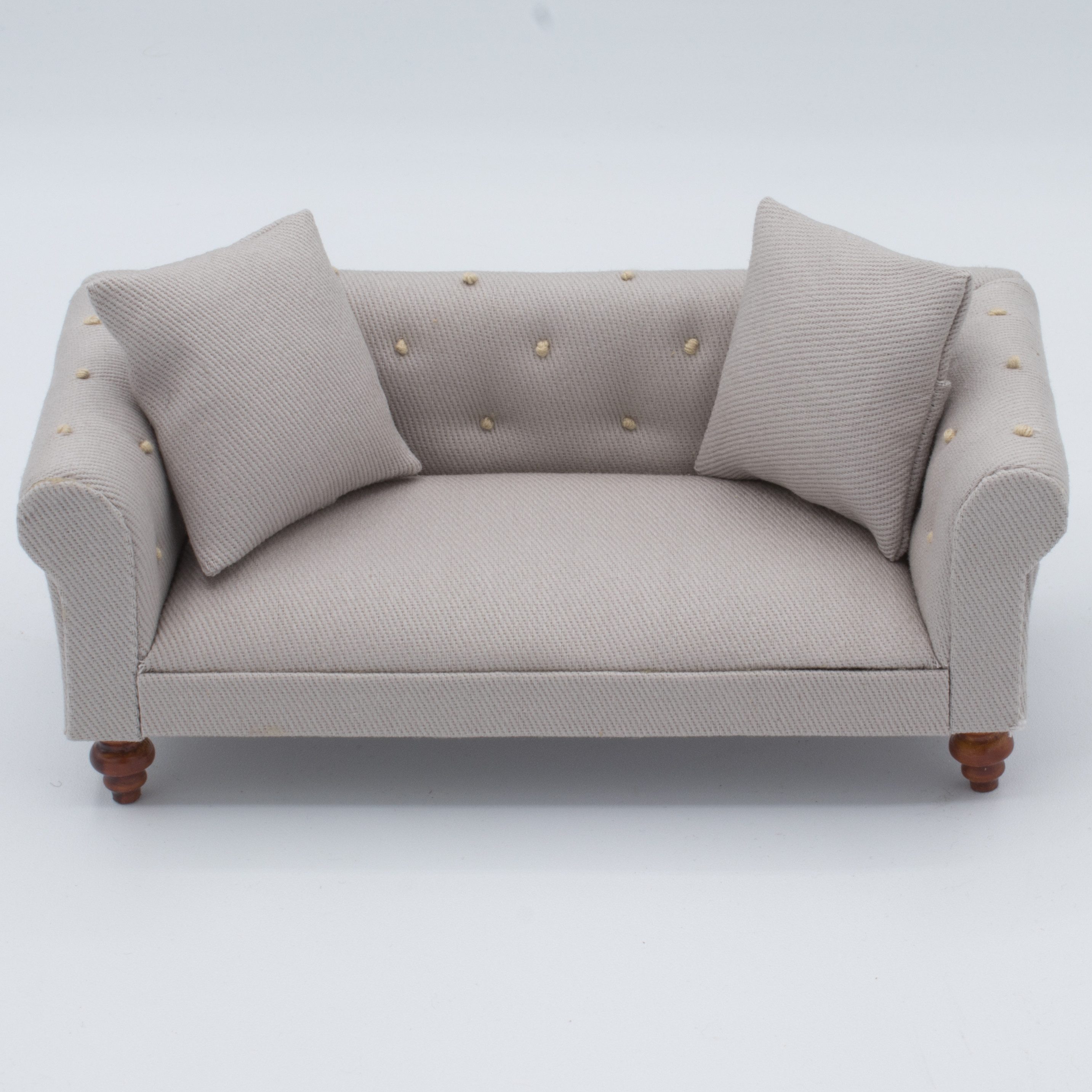 Streets Ahead Dollshouse Puppenmöbel Chesterfield Sofa fürs Puppenhaus grau Maßstab 1:10