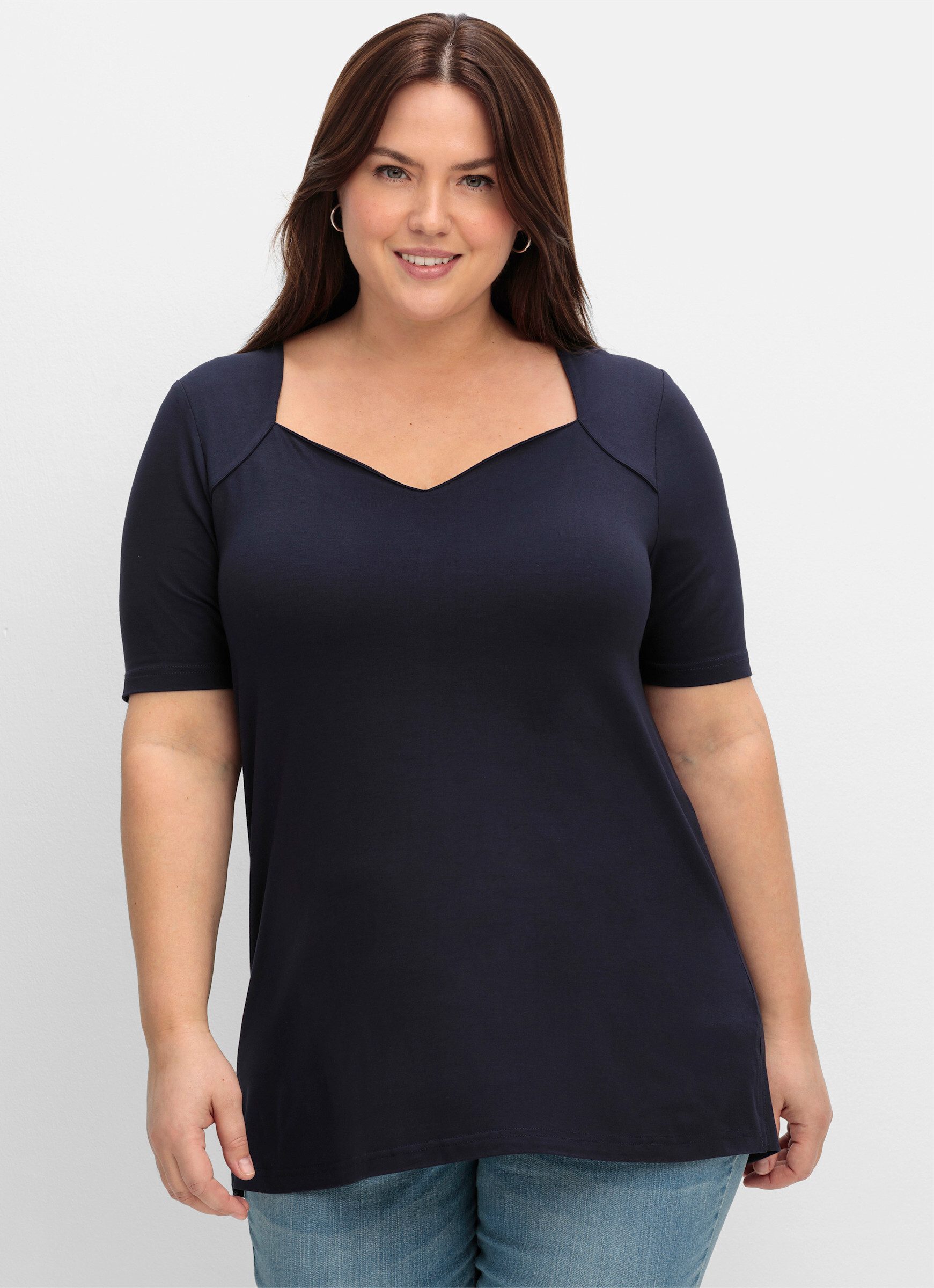 Sheego T-Shirt T-Shirt . mit herzförmigem Ausschnitt günstig online kaufen