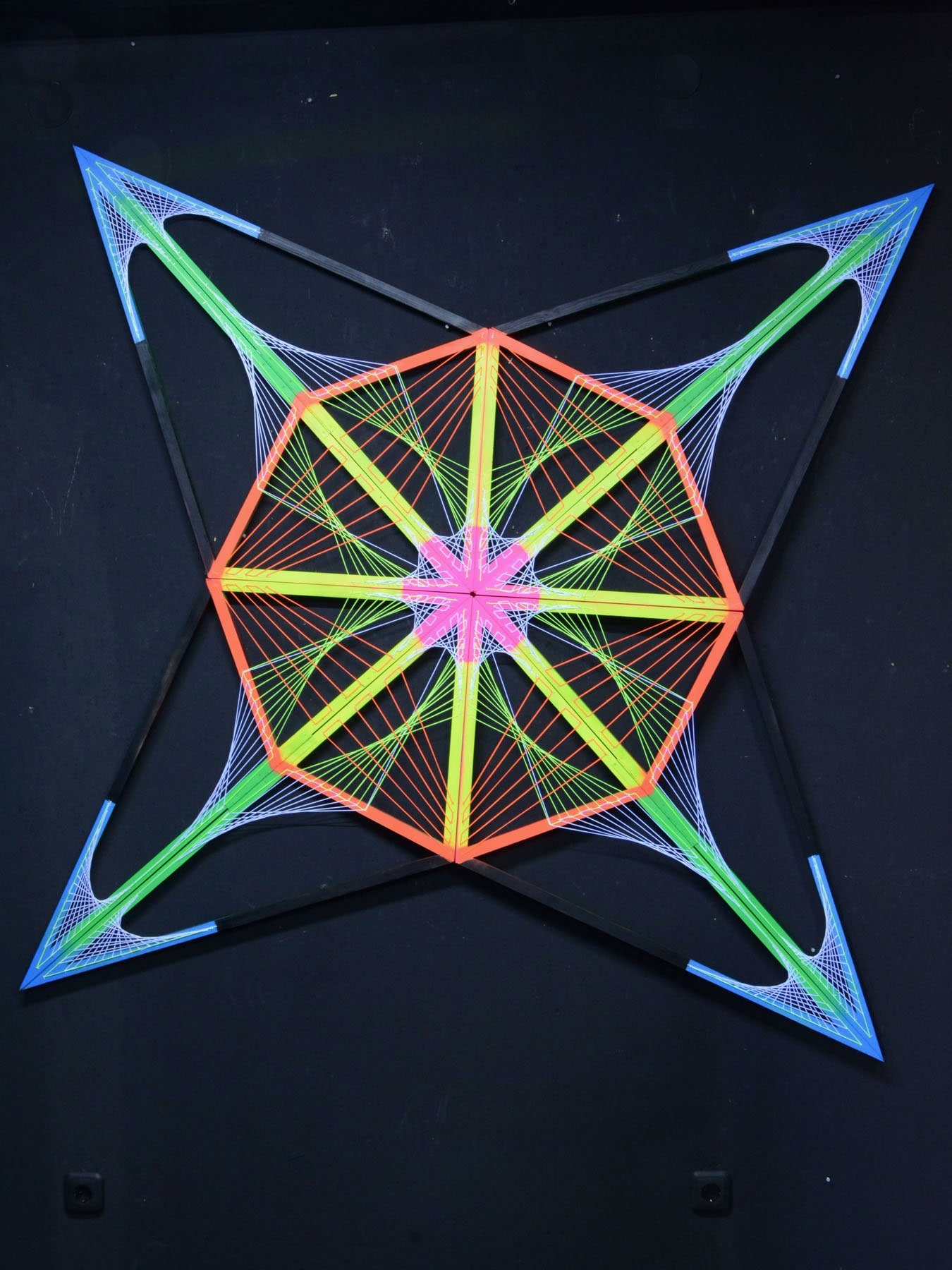 PSYWORK Dekoobjekt Schwarzlicht 3D StringArt Fadendeko "Mind Transforming Compass", 2,5m, UV-aktiv, leuchtet unter Schwarzlicht