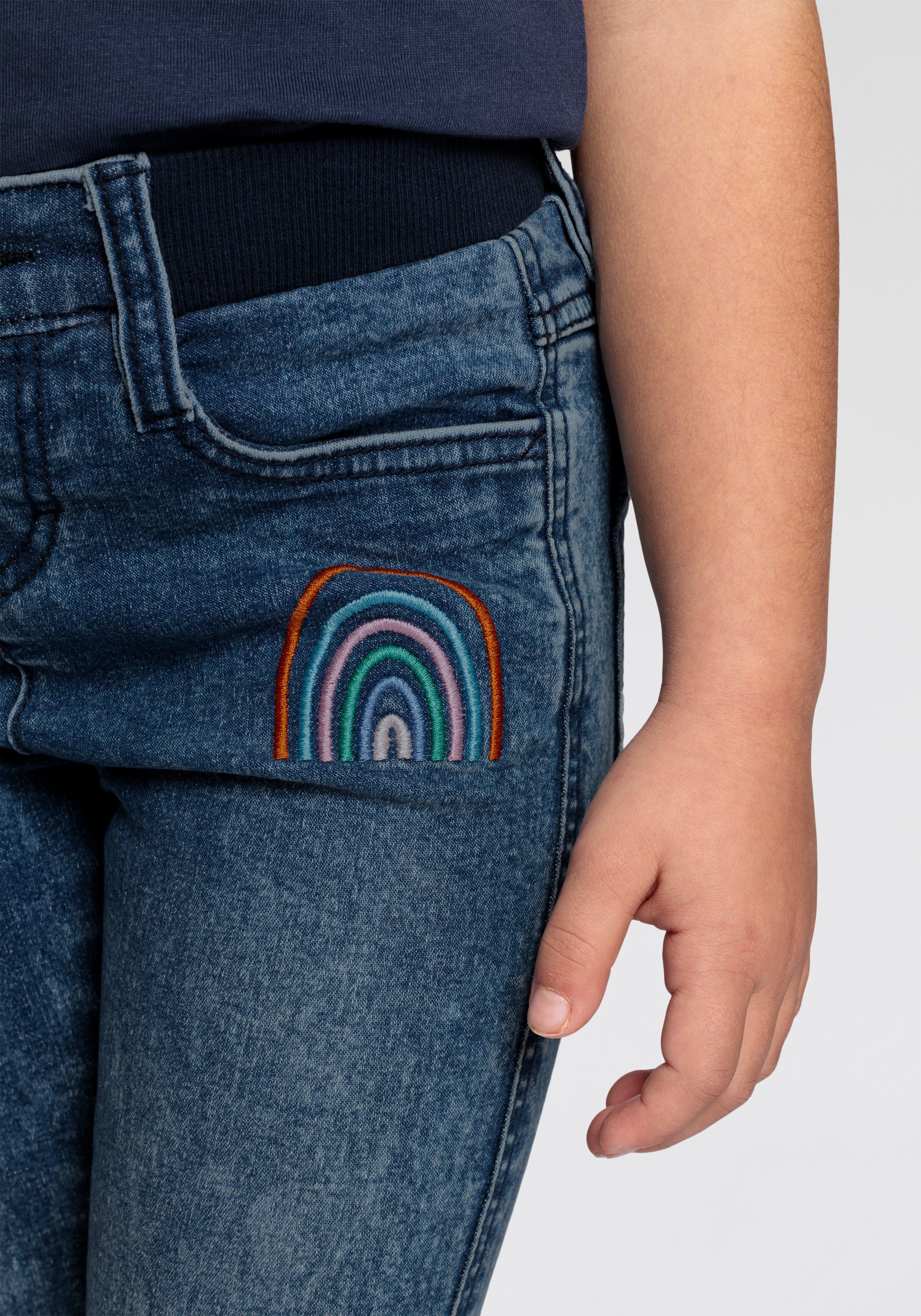 KIDSWORLD Stretch-Jeans, Basic Jeans mit toller Stickerei schmale Beinform, mit verstellbarem Gummizug am Bund, lang