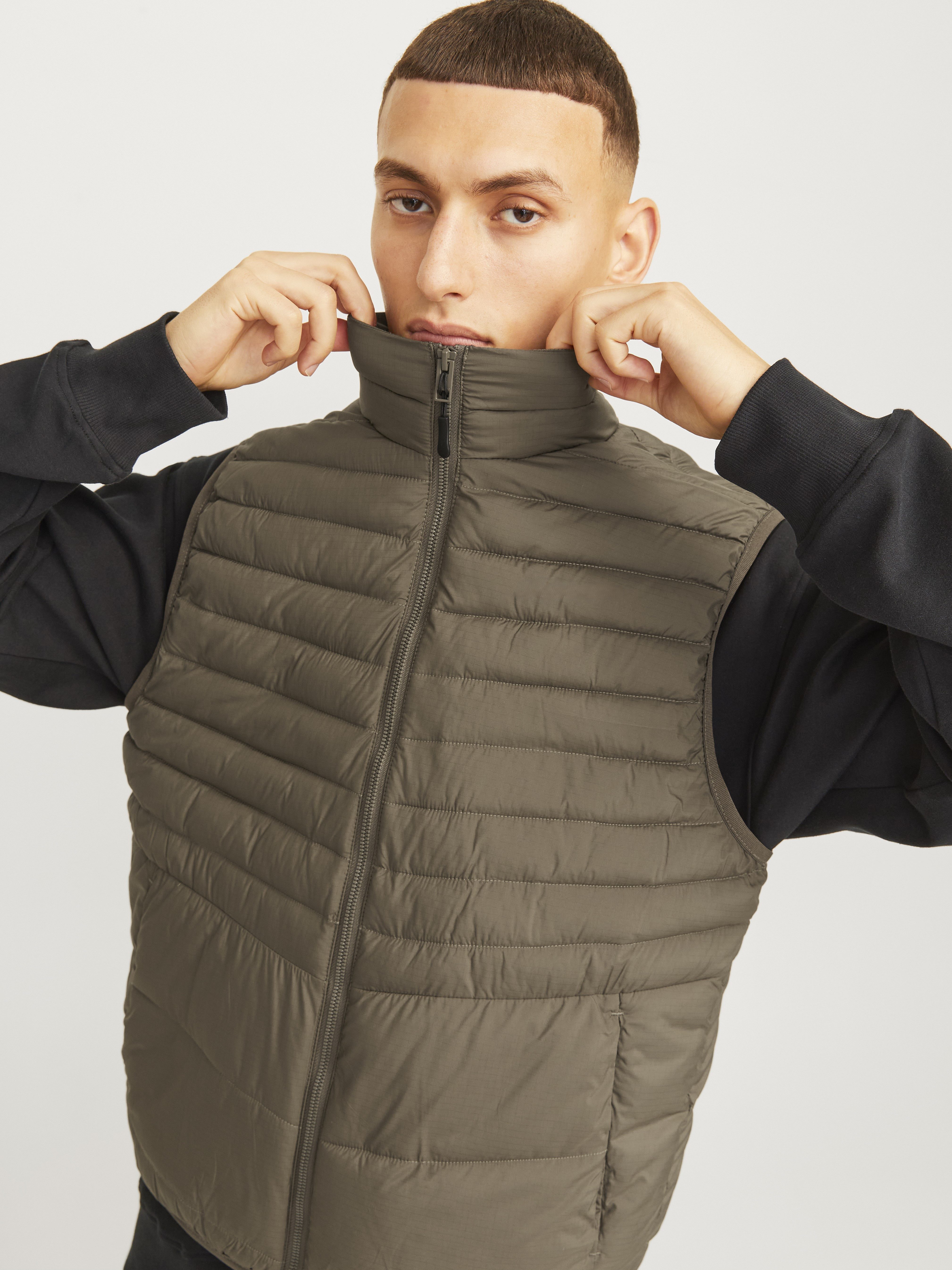 Jack & Jones Steppweste JJESTATE Praktische Weste mit Beutel, ideal für unterwegs unifarben, modisch, regular fit, Polyester
