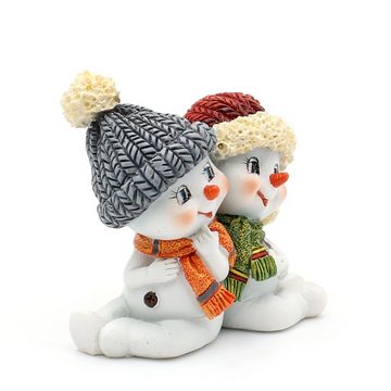 Dekohelden24 Dekofigur Schneekinderpaar als 2er Set, mit Mütze und Schal, in rot, grau, orange und grün, sitzend L/B/H 5,5 x 3,5 x 5,5 cm