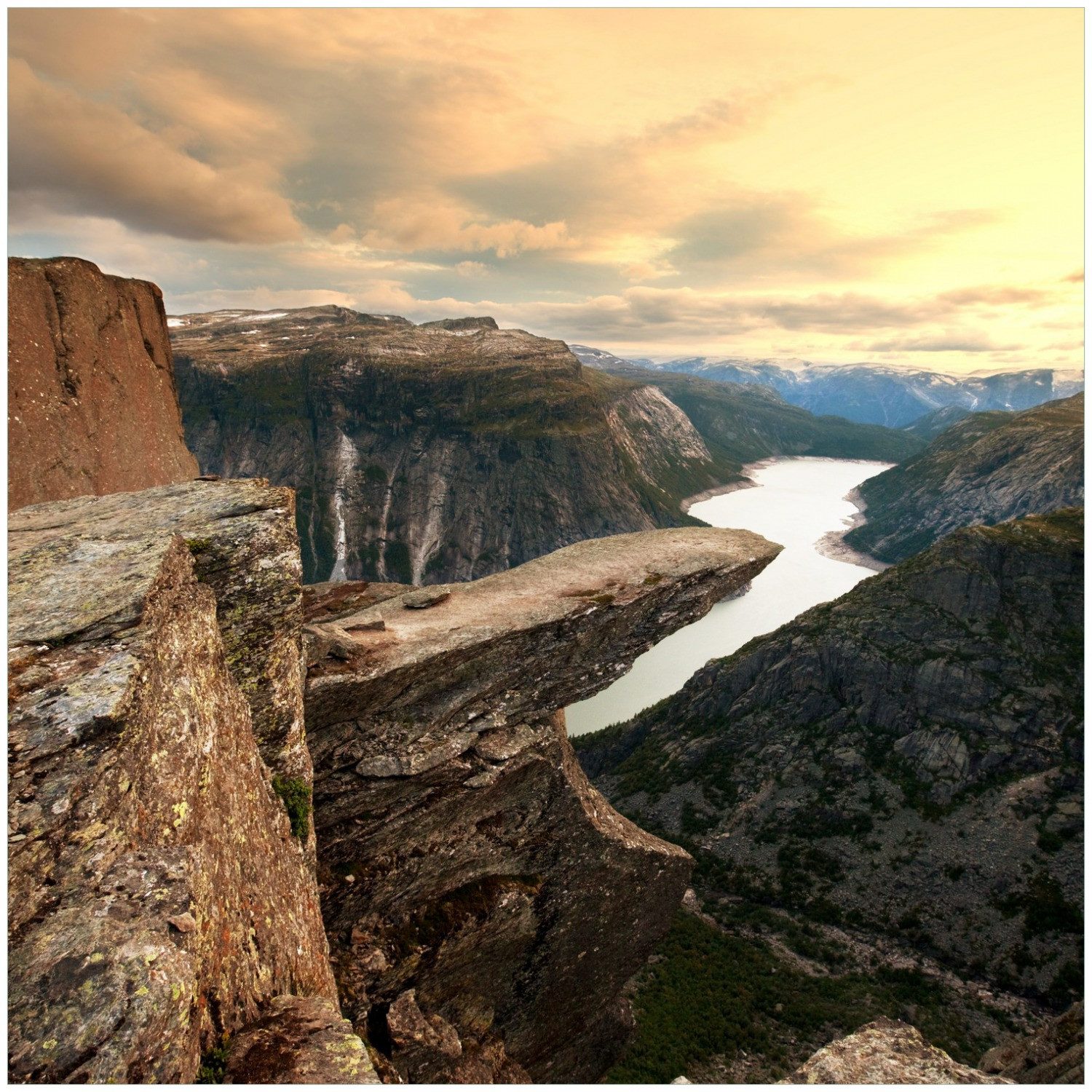 Wallario Möbelfolie Felsvorsprung über Fjord
