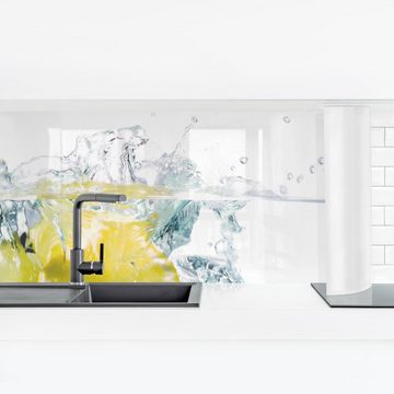 Bilderdepot24 Küchenrückwand weiß dekor Obst Zitrone und Limette im Wasser Wandverkleidung Küche, (1-tlg., Nischenrückwand - für Fliesenspiegel ohne Bohren - matt), Spritzschutz Rückwand Küche Herd - Folie selbstklebend versch. Größen