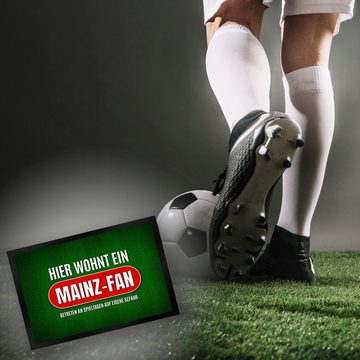 Fußmatte Hier wohnt ein Mainz Fan Fußmatte mit Rasen Motiv Fußball Tor Verein, speecheese