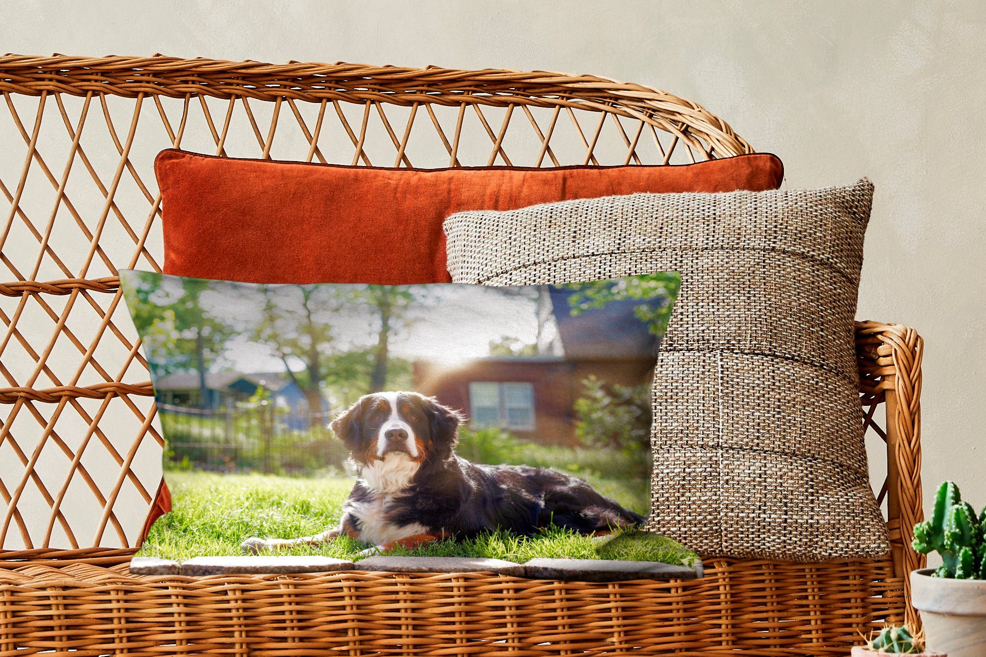 Füllung, Schlafzimmer Zierkissen, Sennenhundes, Wohzimmer Dekokissen Dekoration, des mit entlang Berner Sonnenstrahlen MuchoWow Dekokissen