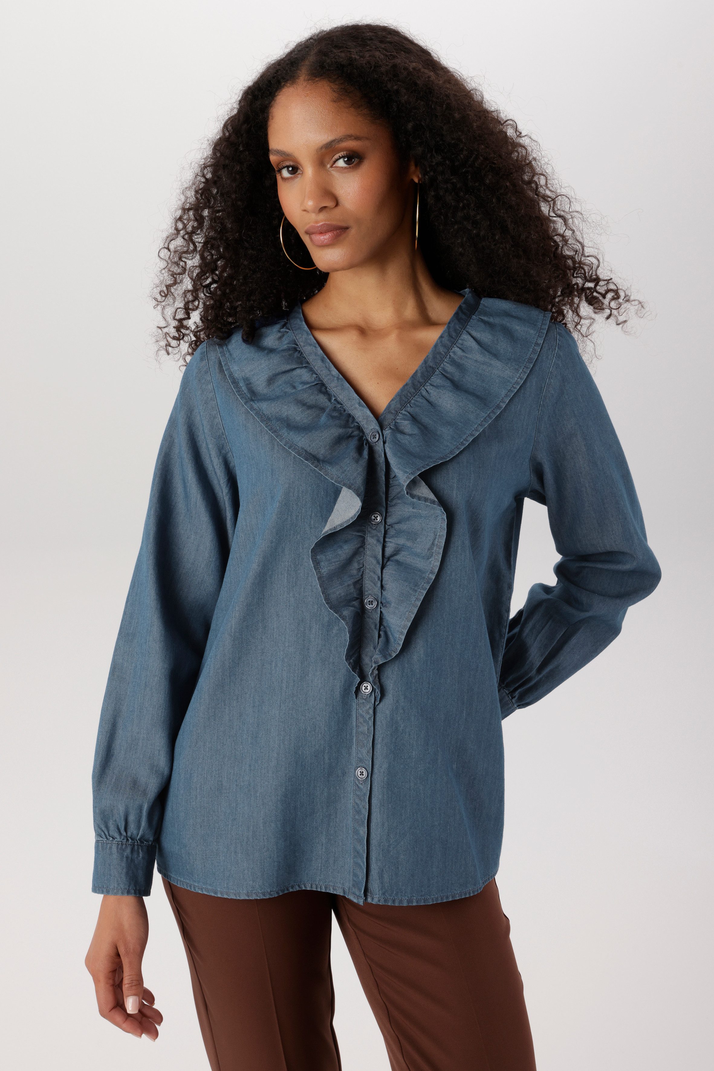 Aniston SELECTED Jeansbluse mit Volants am streckenden V-Ausschnitt - NEUE KOLLEKTION. € 49,99, (€ 49,99 pro 1 Stk).