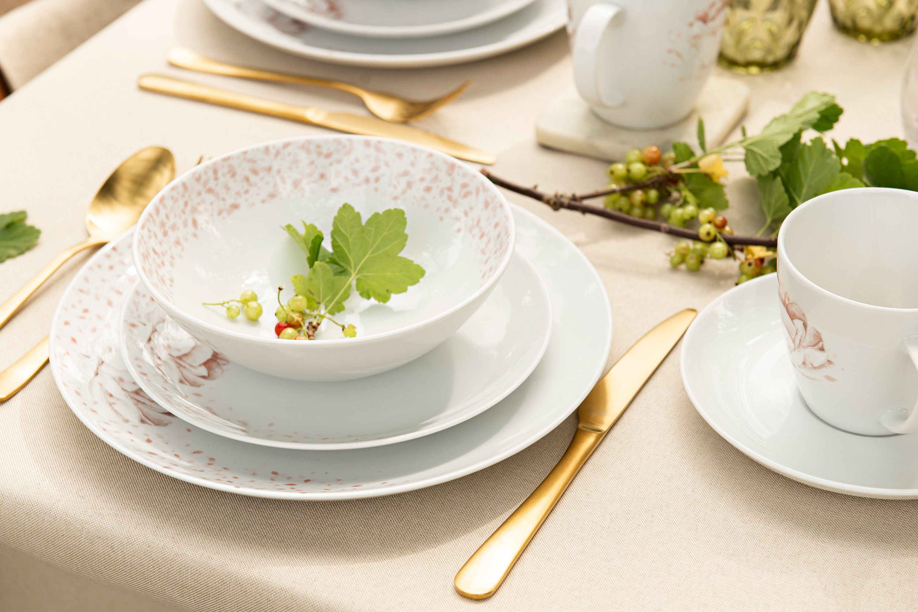 KONSIMO® Kaffeeservice BOSS Tassen & Untertassen Teeservice (12-tlg), 6 Personen, Porzellan, rund, Elegant-Stil, 350ml
