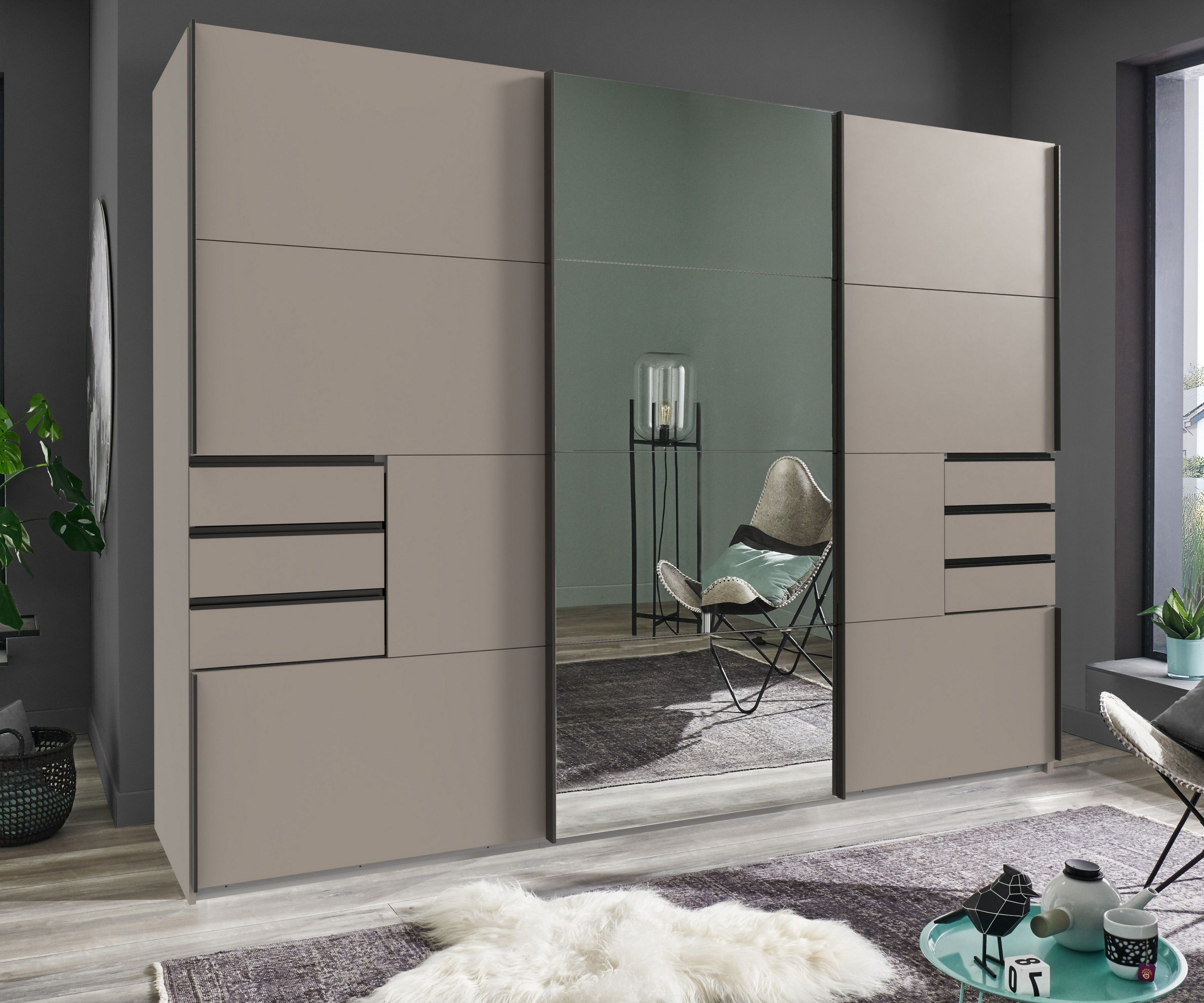 luma-home Schwebetürenschrank 22615 (B270/H208/T64 cm Kleiderschrank mit Vollausstattung, schwarze Griffleisten) in Sandgrau, 6 sichtbare Schubladen, Mitteltür Spiegelfront
