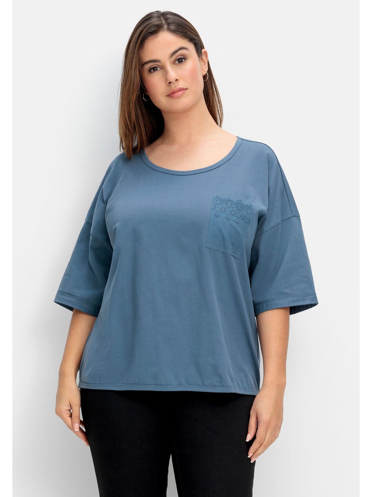Sheego T-Shirt Große Größen mit Brusttasche taubenblau Spitze aus