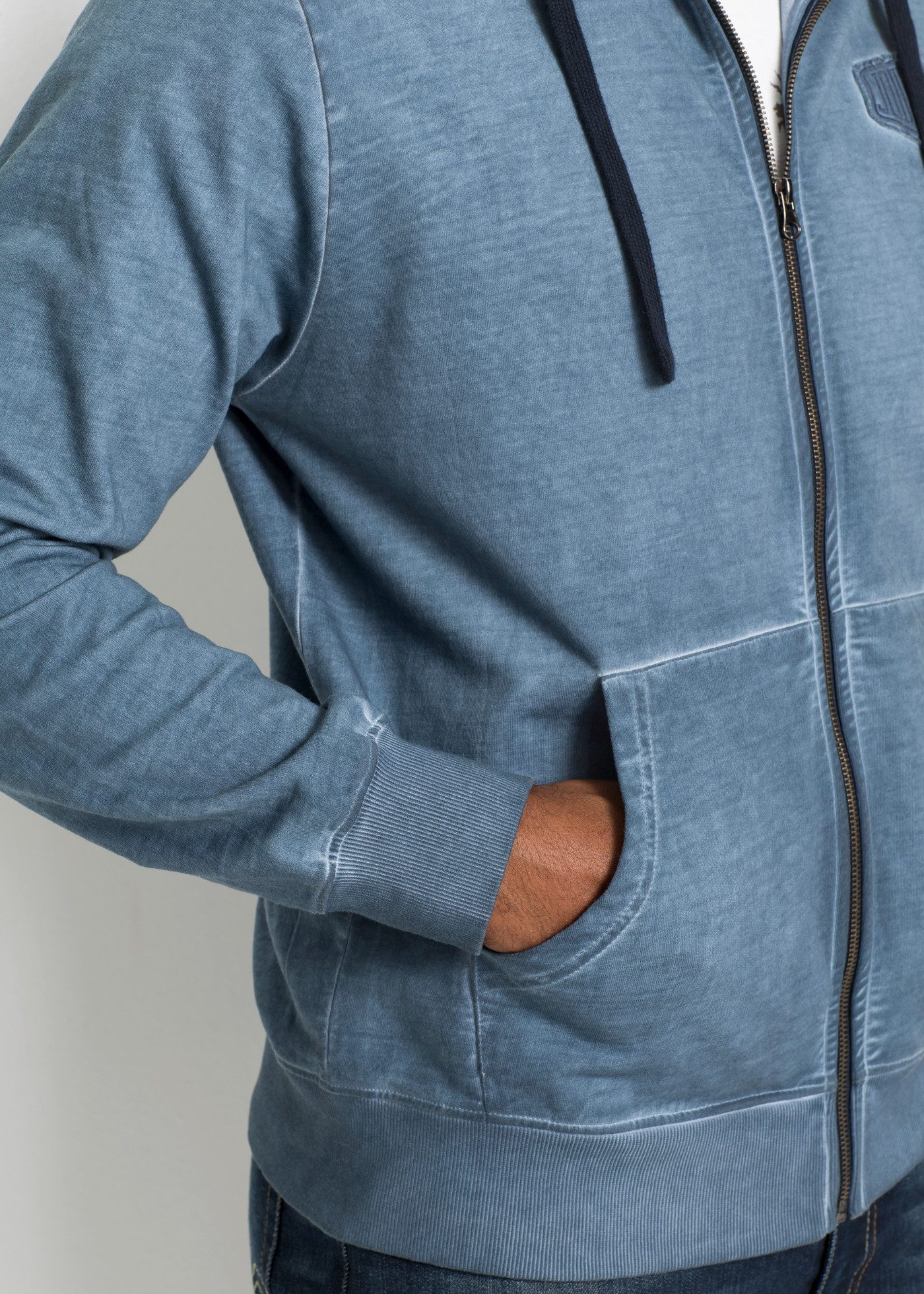 bonprix Kapuzensweatjacke aus Baumwolle, Regular Fit, cool gewaschene Optik, im Casual Stil – Bild 4 von 5