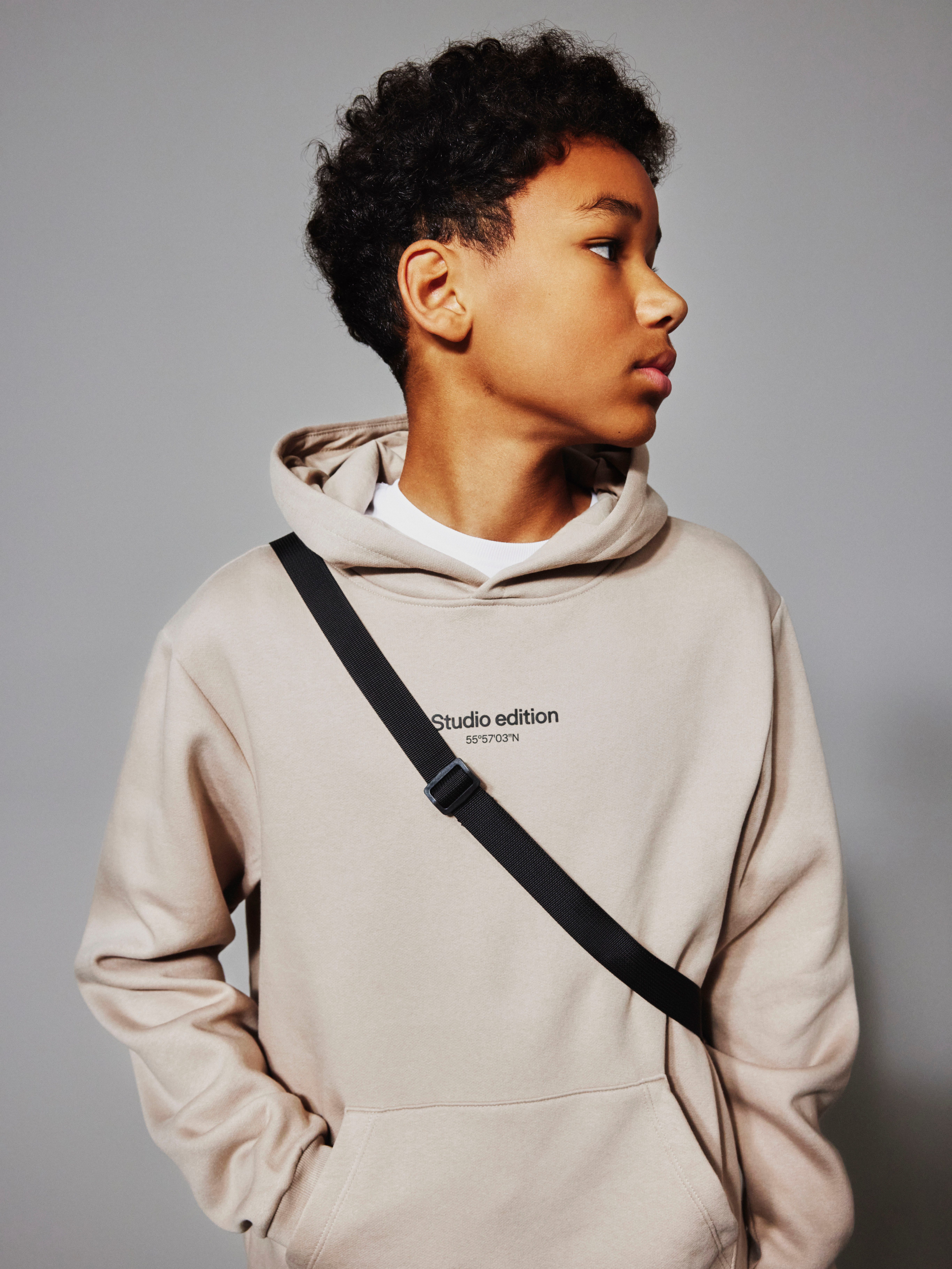Name It Kapuzensweatshirt NKMBRODY LS NREG SWEAT WH BRU NOOS mit kleinem Logoprint