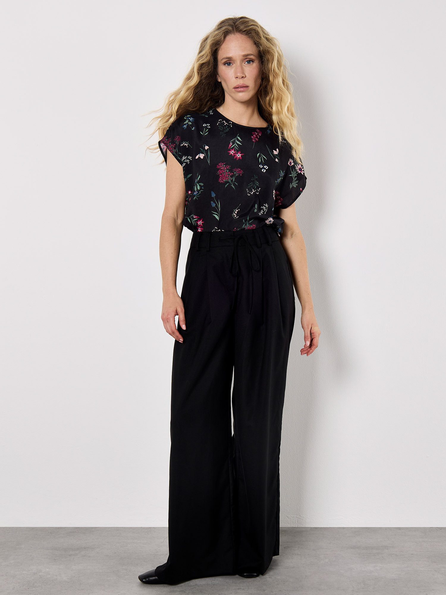Apricot Kurzarmshirt Botanischer-Blumendruck-Shirt, mit Schlüssellochaussch günstig online kaufen