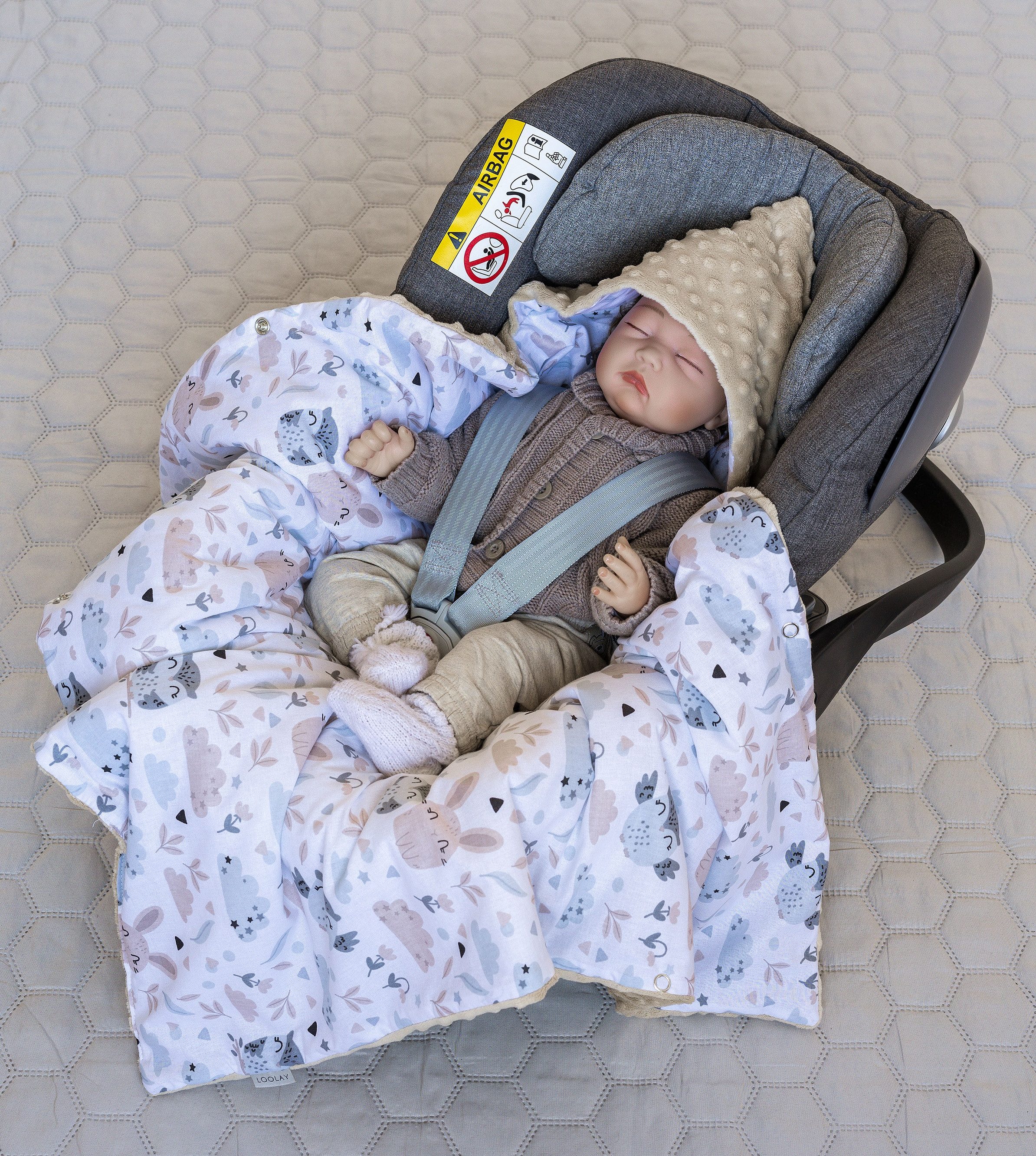 Loolay Babytrage BEIGE Hase Einschlagdecke für Kinder Autositz und Babyschale Babytrage (MINKY/ Baumwolle Kuscheldecke Kinderwagendecke Babydecke, Neugeborene Babyausstattung PREMIUM Babyshower Geschenk), LOOLAY® - 100% Europäische Stoffe und Kleinserien-Nähen!