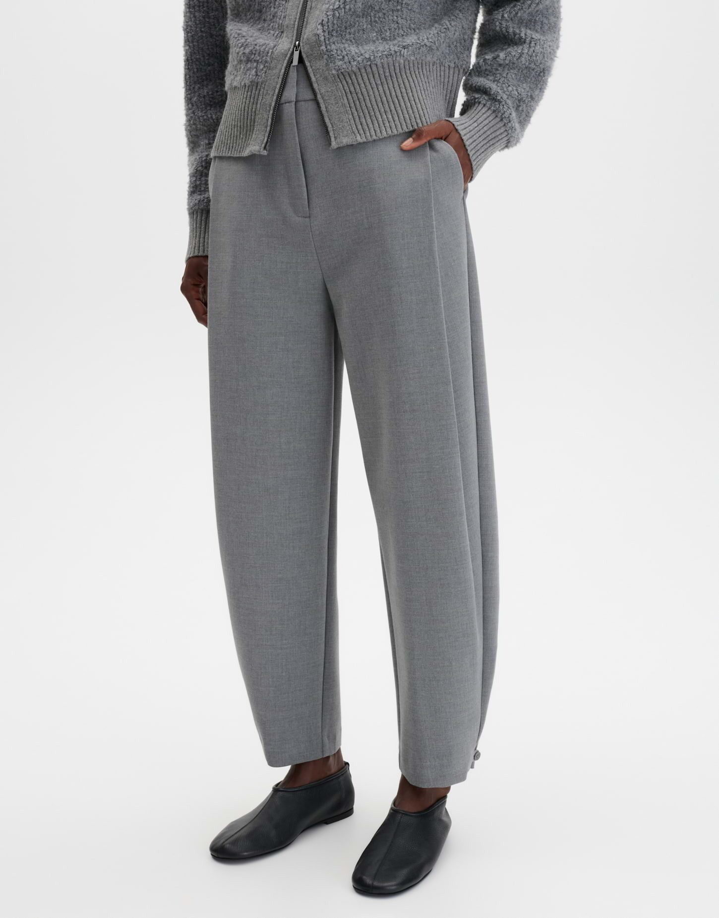 someday Bundfaltenhose Catsby barrel detail aus weich fließender Webware Schmal zulaufend mit Bundfalten und Knopfdetail am Saum