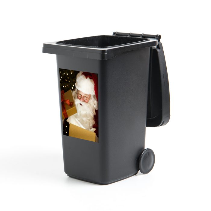 MuchoWow Wandsticker Ein Porträt des Weihnachtsmanns beim Öffnen der Weihnachtsgeschenke (1 St) Mülleimer-aufkleber Mülltonne Sticker Container Abfalbehälter