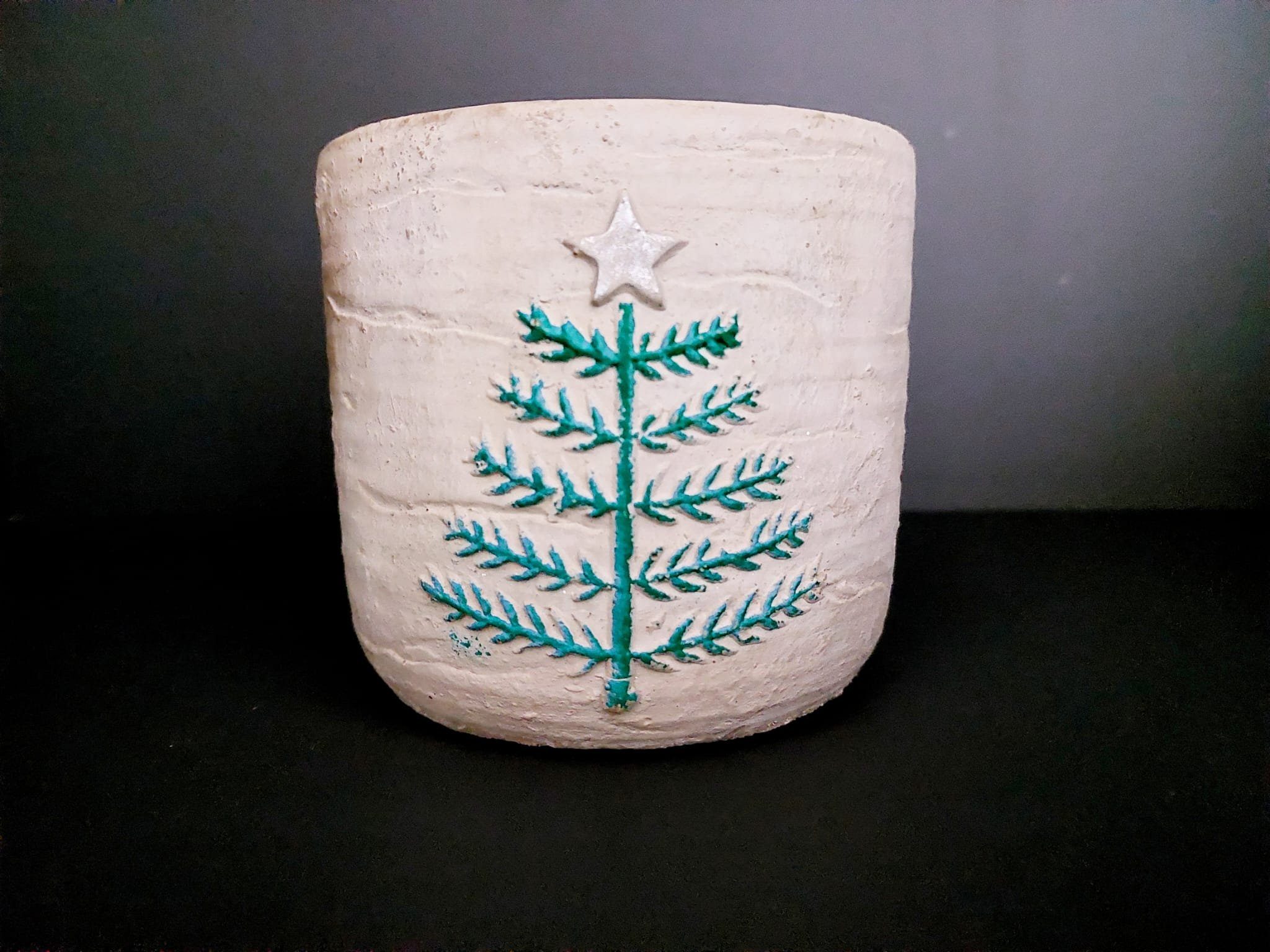 Vosteen Blumentopf Übertopf handgearbeitet mit Tannenbaum Weihnachten Winterzeit (Deko, grüne Fichte), Betontopf mit Tannenbaum