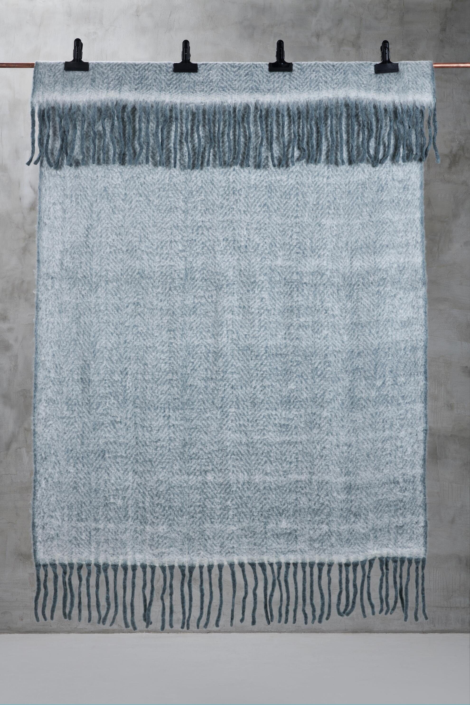 Wohndecke Jolba, weiche Kuscheldecke mit Fransen, 25 % Wolle, 130x170 cm, carla&marge, Tagesdecke / Plaid in Blau und Grau Blaugrau