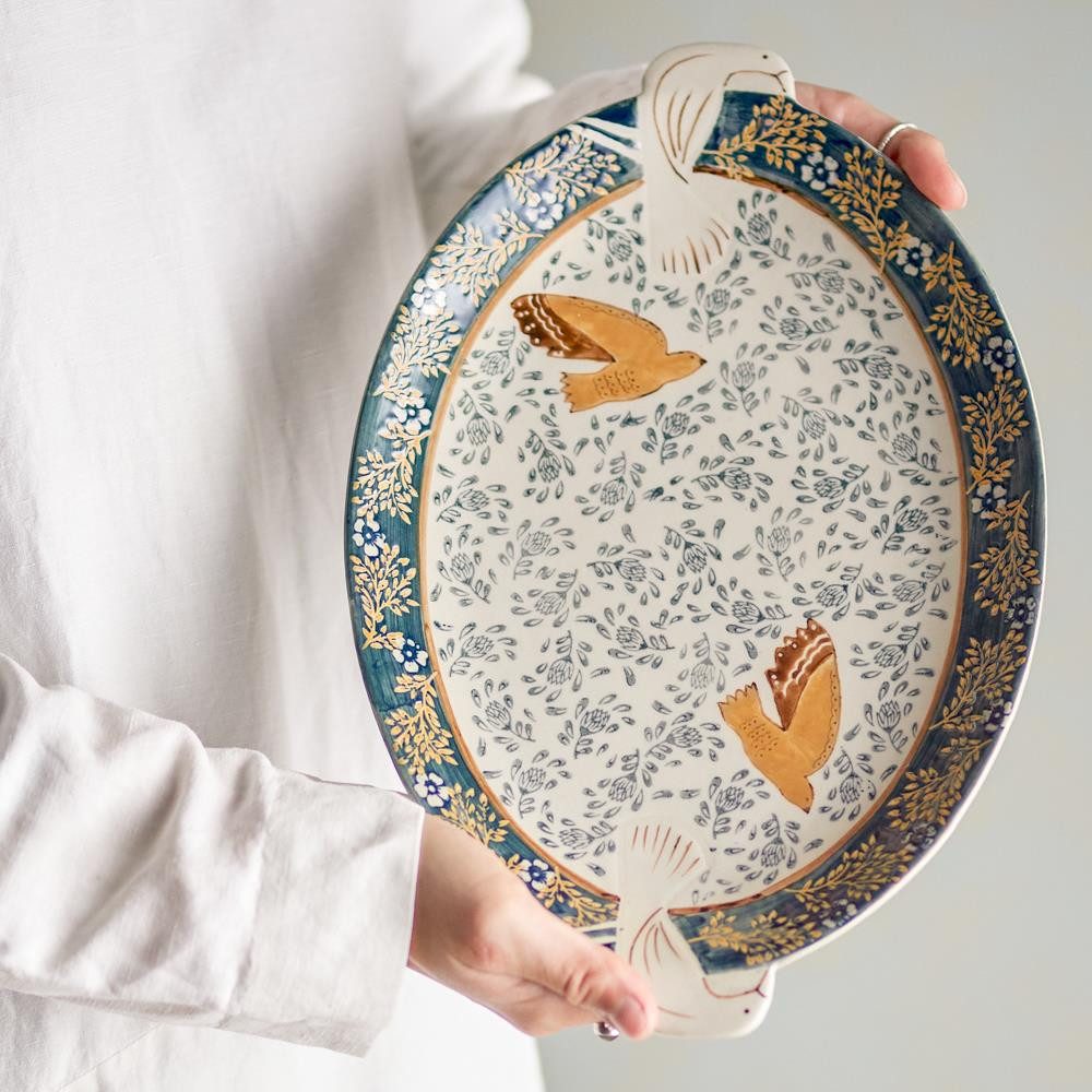 Bloomingville Servierplatte Hezha Serviertablett, Blau, Steingut, L34xH3,5xW25 cm, Steinzeug, Anrichtplatte, Keramikplatte, Dekotablett, Vogelmotiv, Unikat