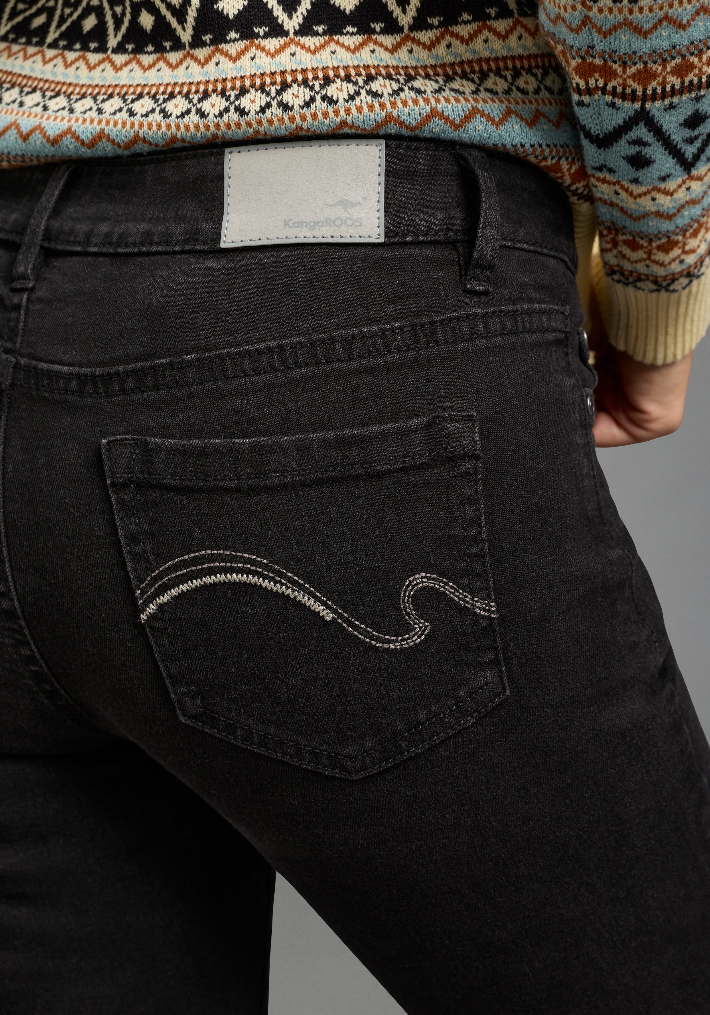 KangaROOS Bootcut-Jeans mit ausgestellter Beinform, aus Baumwolle und Elasthan
