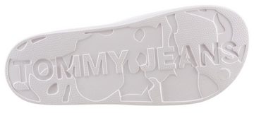 Tommy Jeans TJW PRINTED PU POOL SLIDE Pantolette, Plateau, Sommerschuh, Schlappen mit Logoschriftzug auf der Bandage