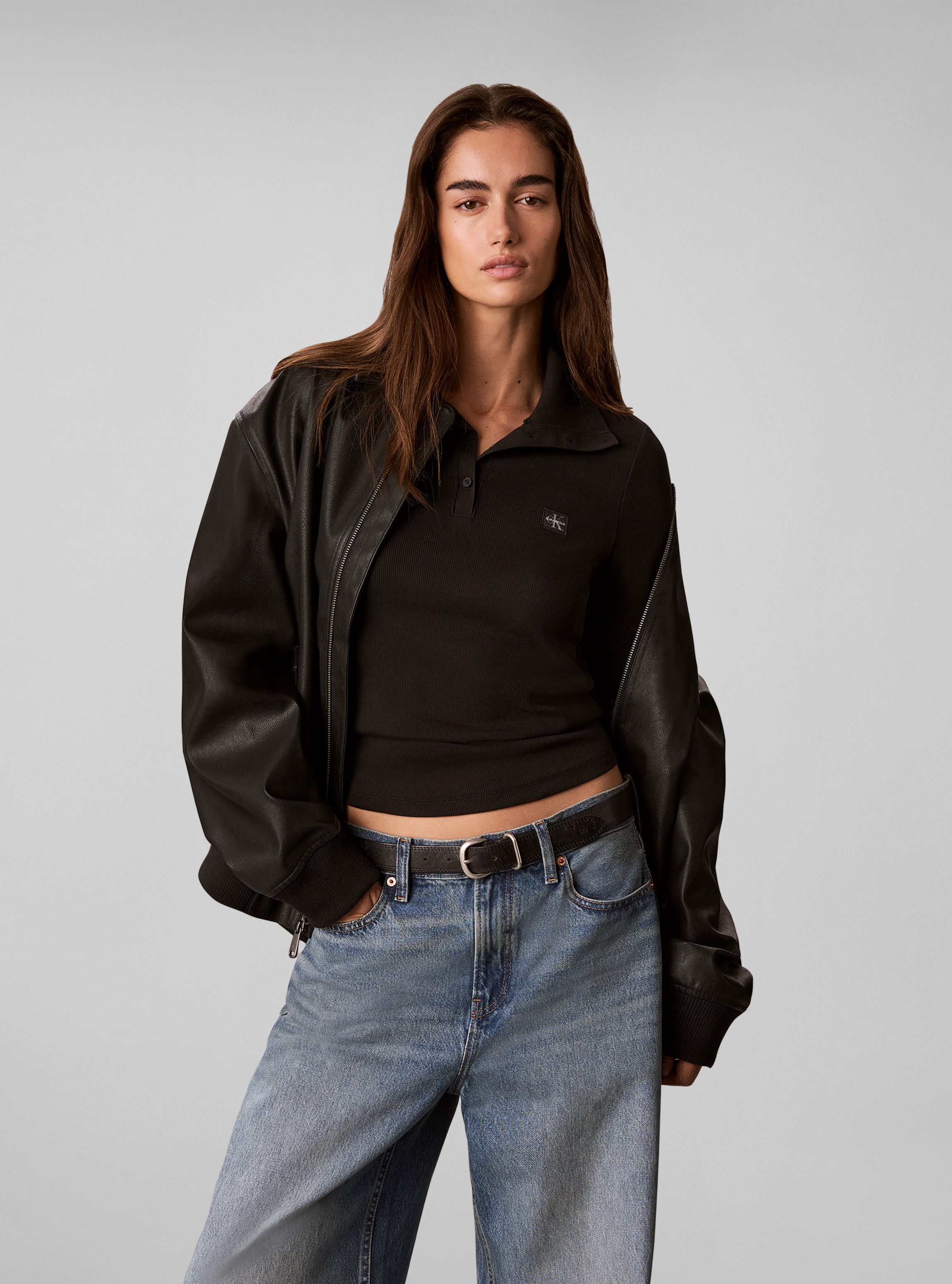 Calvin Klein Jeans Langarmshirt Kragen mit Knopfleiste, Regular Fit, kurze Form