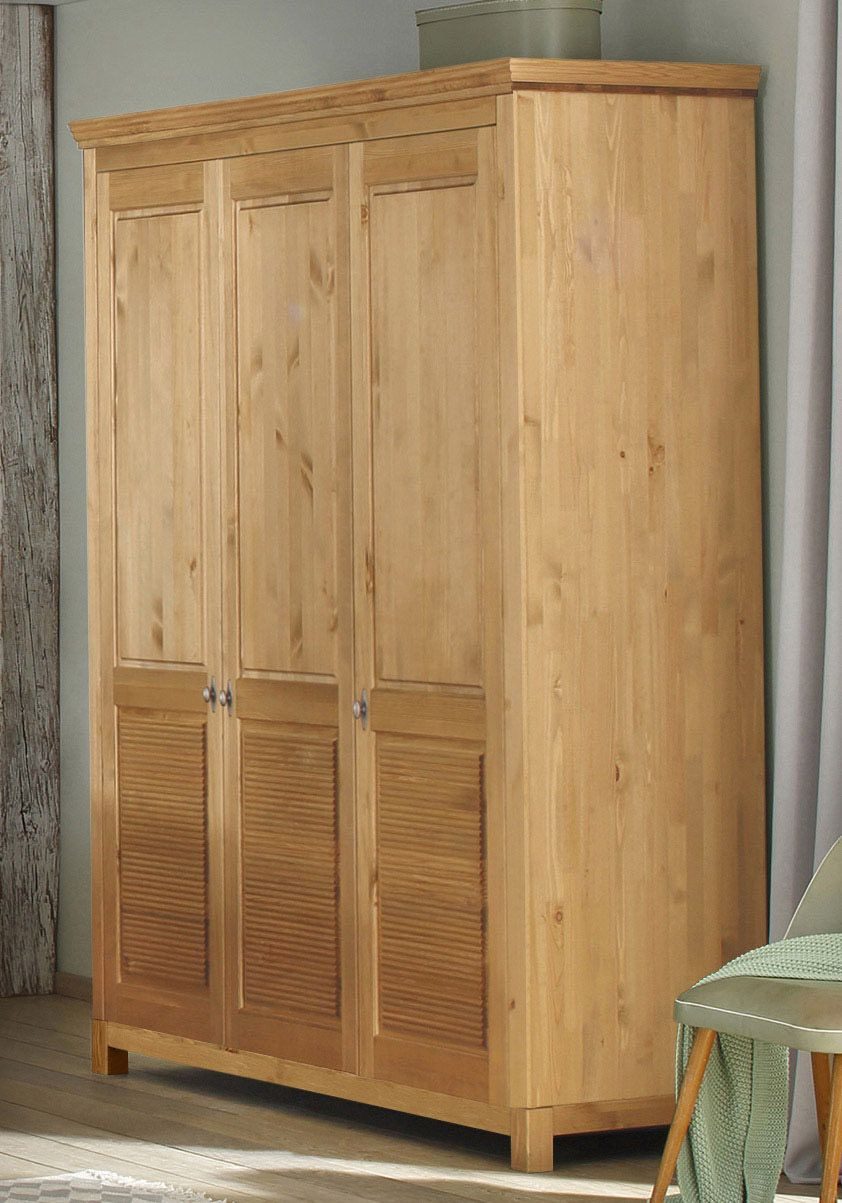 OTTO home Kleiderschrank Rauna, mit Lamellen und Kassetten, klassischer Landhausstil, rustikal (2 Breiten: 113/159 cm H/T ca. 195/60 cm) massive Kiefer, Metallgriffe, mehrere Varianten, zeitloses Design