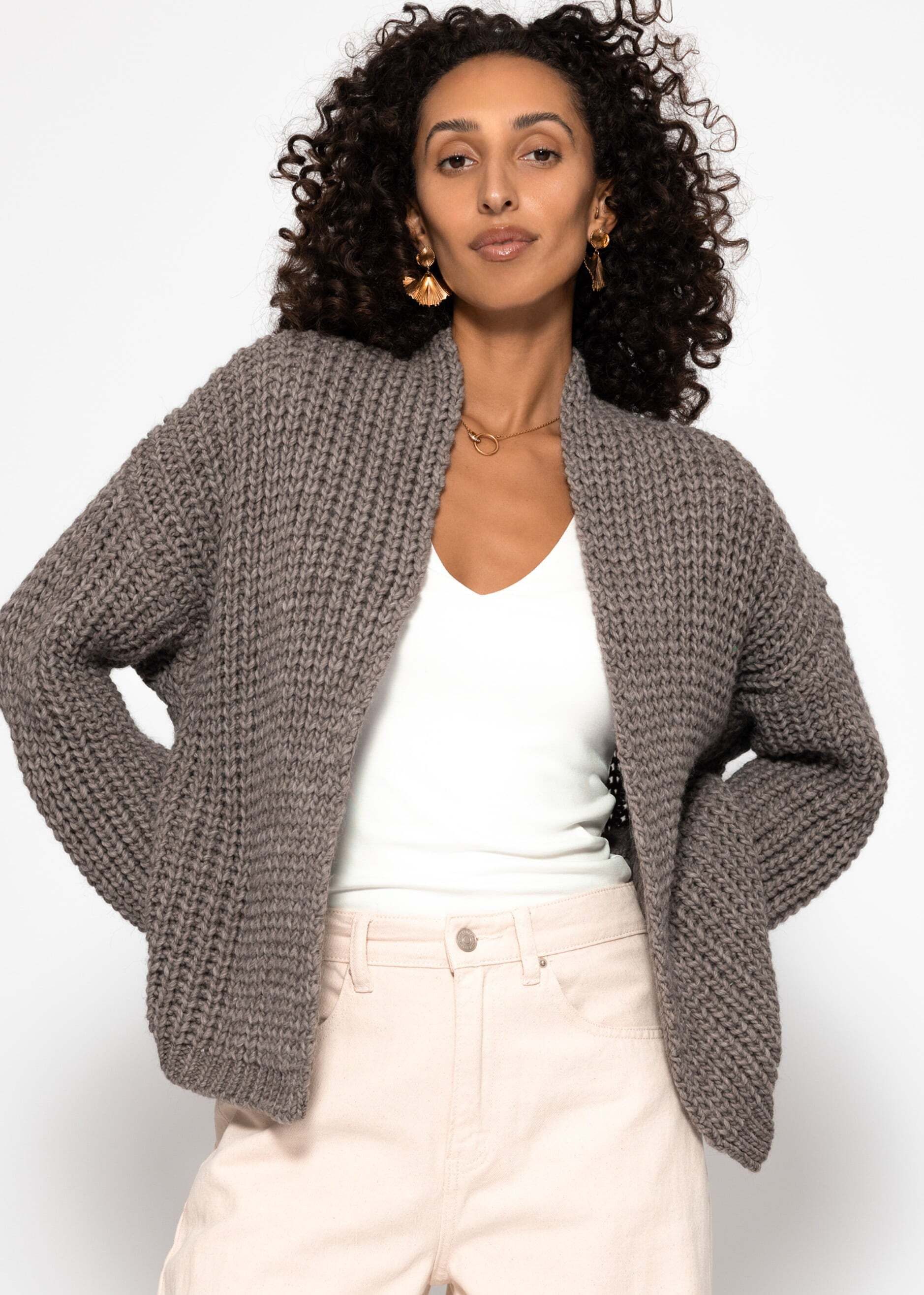 SASSYCLASSY Cardigan Strickjacke für Damen mit Stehkragen Cardigan aus Grobstrick mit Wolle- und Alpakawolleanteil Taupe Beige