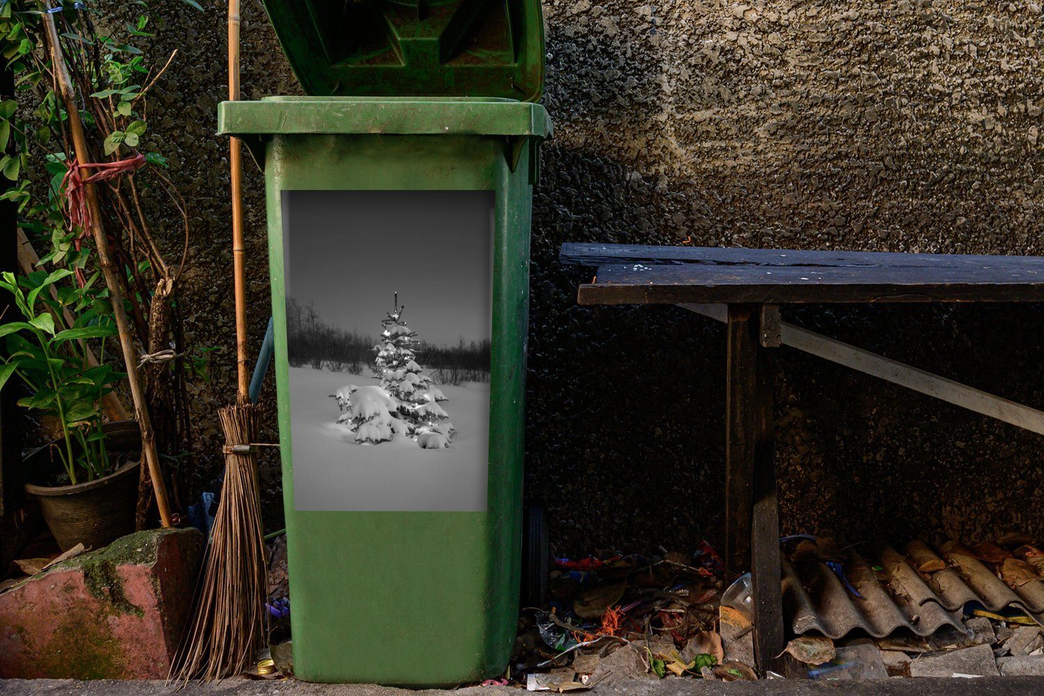 MuchoWow Wandsticker Beleuchteter Weihnachtsbaum Container, Schnee und schwarz im (1 weiß bei Mülleimer-aufkleber, Mülltonne, - Sticker, Abfalbehälter St), Nacht