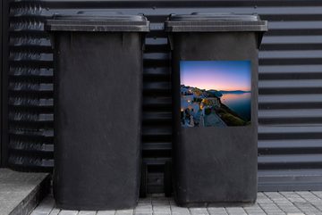 MuchoWow Wandsticker Fischerdorf Oia bei Santorini Griechenland mit Sonnenaufgang (1 St), Mülleimer-aufkleber, Mülltonne, Sticker, Container, Abfalbehälter