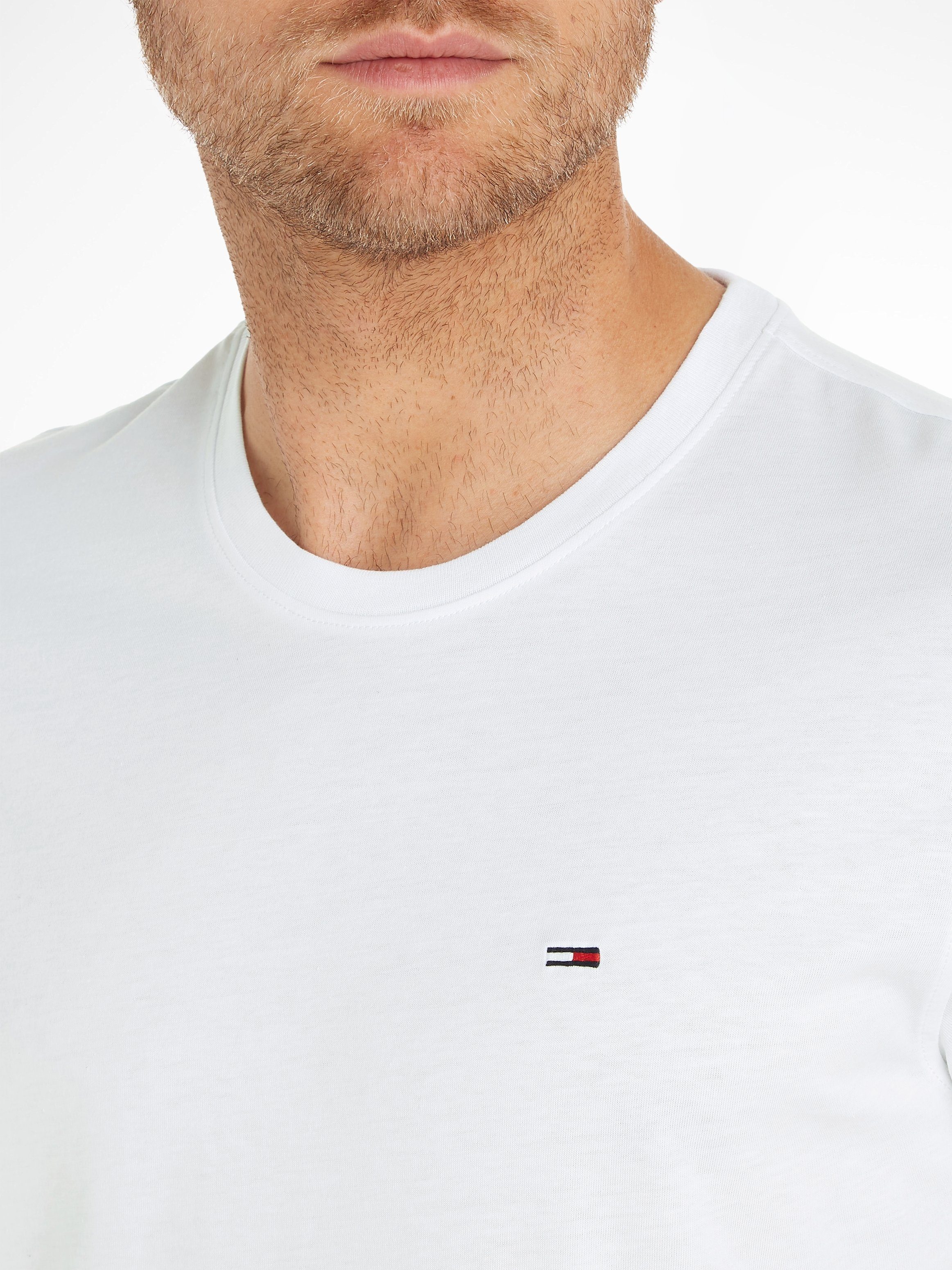 Rundhalsausschnitt WHITE CLASSIC SOLID TJM Logo-Flag und T-Shirt ESSENTIAL dezenter Tommy Regular Jeans TEE Fit mit