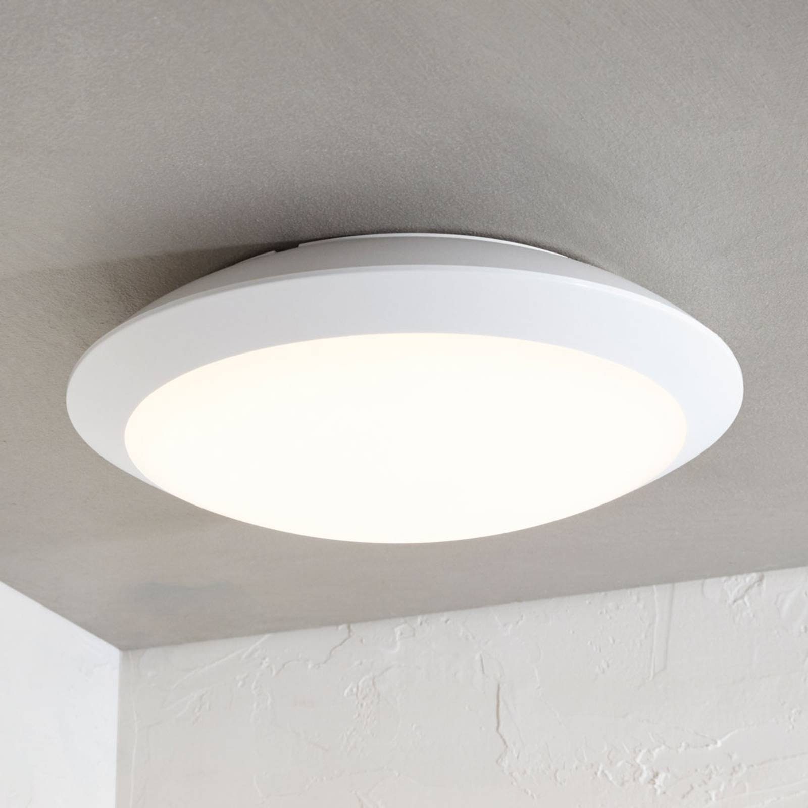 Lindby LED Außen-Deckenleuchte Naira, LED-Leuchtmittel fest verbaut, warmweiß, Modern, Polycarbonat, ABS, weiß (RAL 9003), weiß, 1 flammig, inkl.