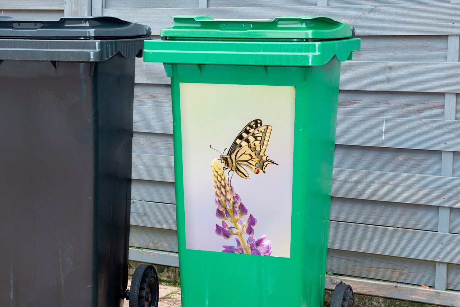 Abfalbehälter Container, Sticker, Blüte Mülleimer-aufkleber, MuchoWow Mülltonne, Schwalbenschwanzschmetterling einer auf Wandsticker St), (1