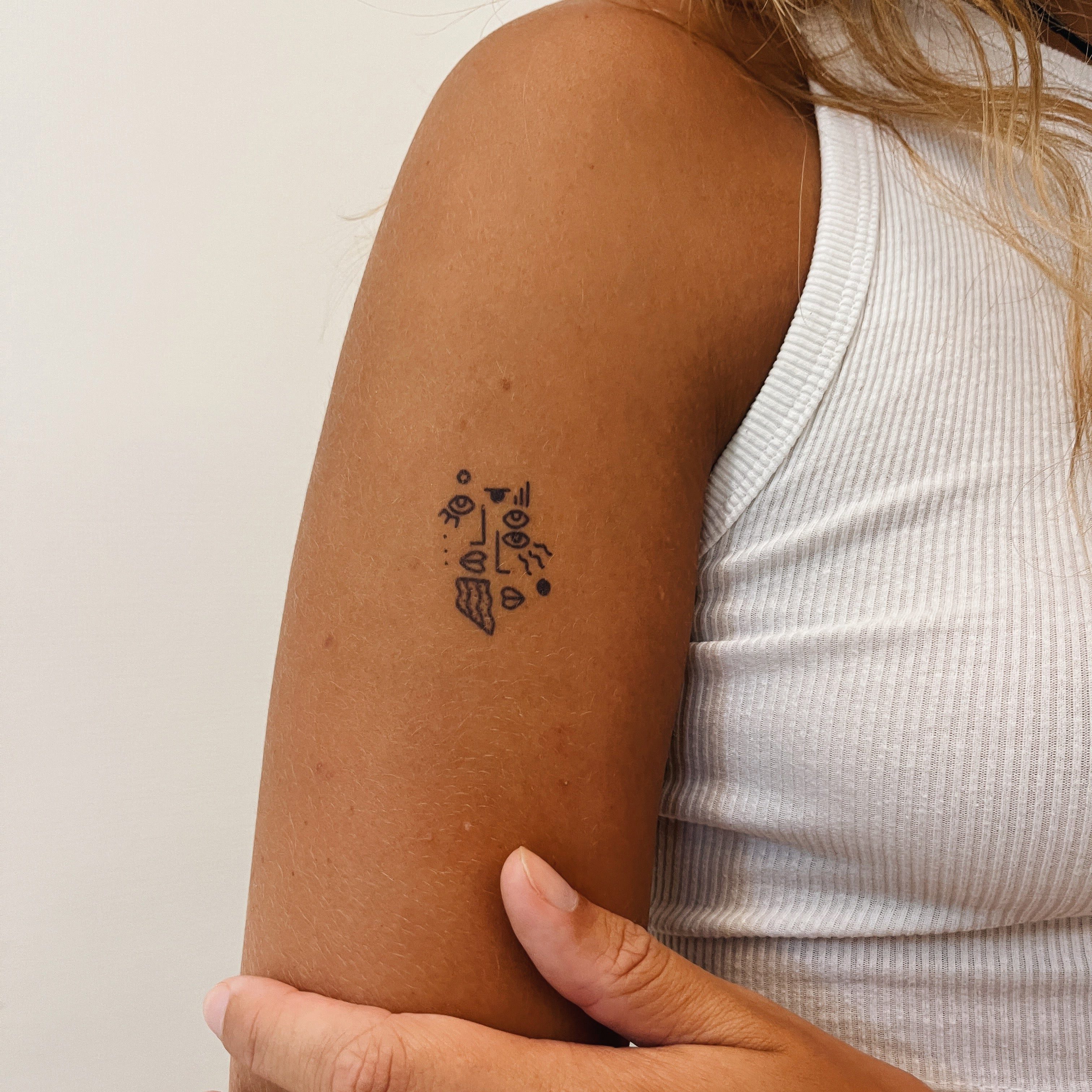 Inkster Schmuck-Tattoo Abstrakte Gesichter, wasserfestes temporäres Tattoo, 2 Wochen Halt
