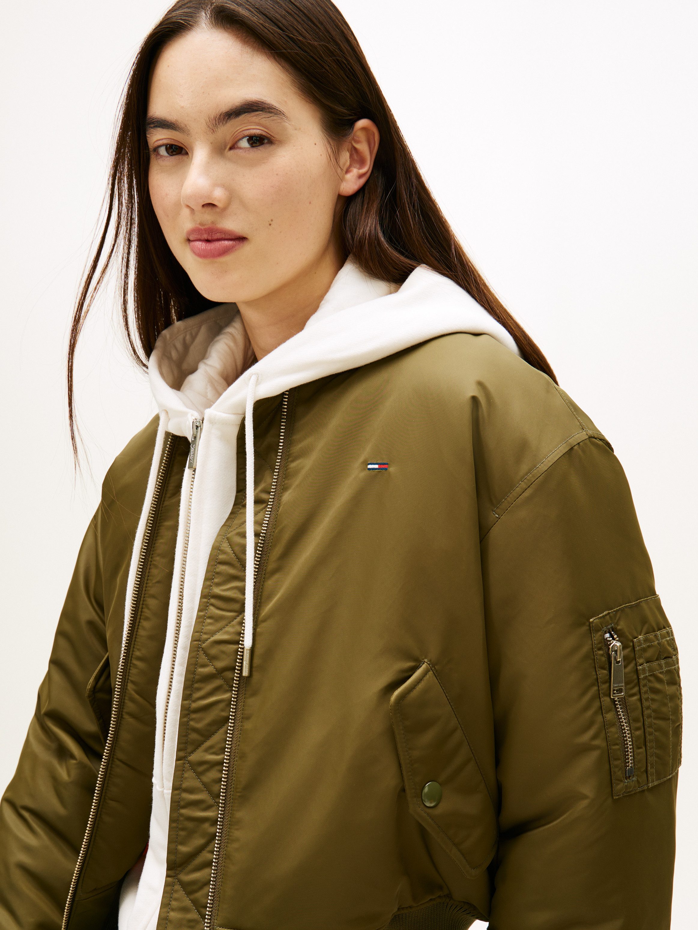 Tommy Jeans Bomberjacke TJW ESSENTIAL BOMBER JACKET Mit Reißverschlusstaschen an den Ärmeln