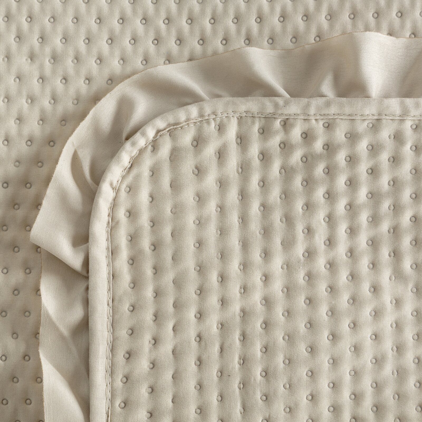 Design91 Tagesdecke BELLA RÜSCHE, Bettüberwurf mit Rüschen, elegante Tagesdecke, weiche Struktur