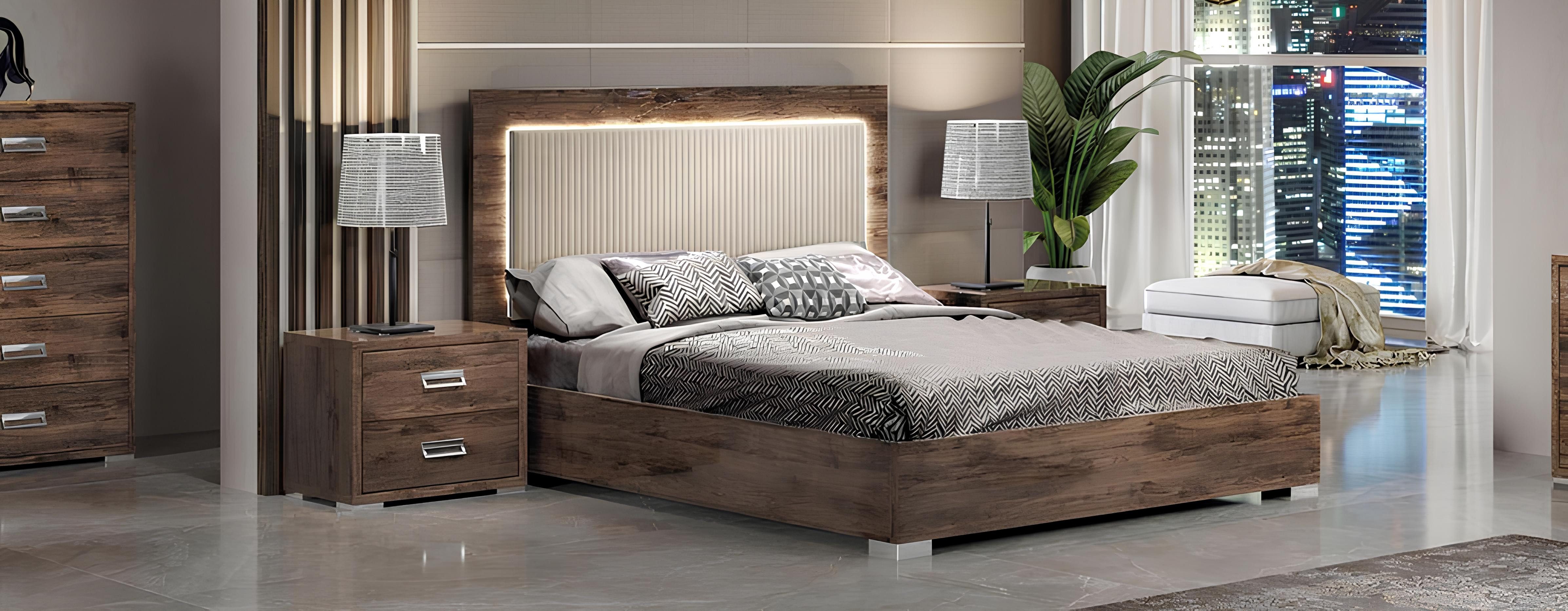 JVmoebel Polsterbett Elegantes Holz-Doppelbett in warmem Braun mit stabilen Edelstahlfüßen, Made in Italy