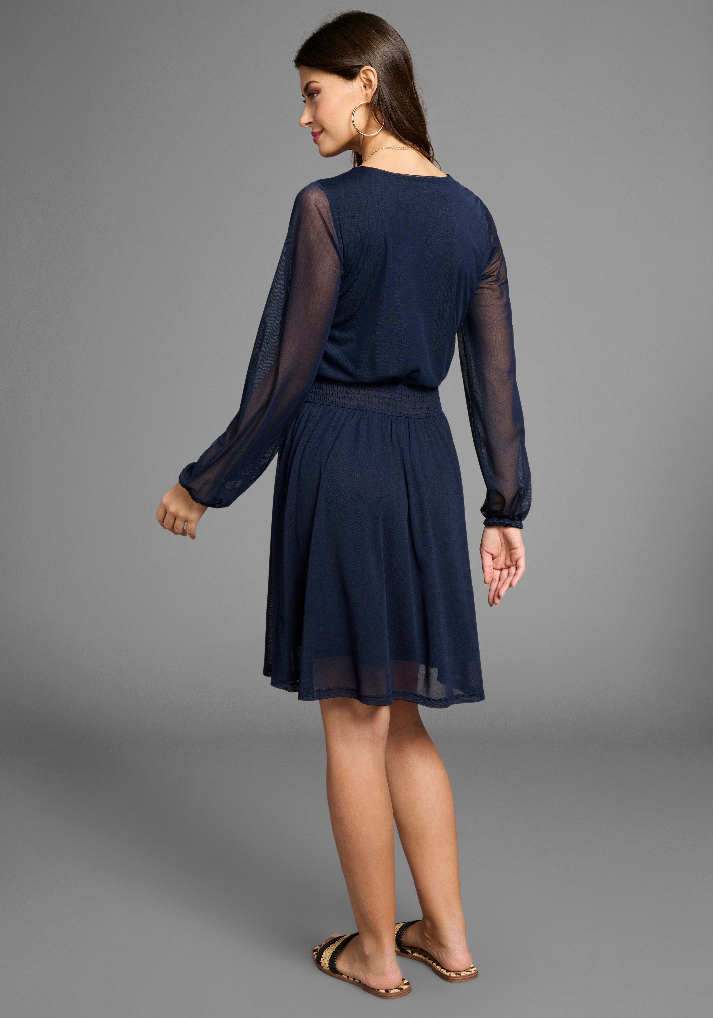 Laura Scott Meshkleid mit Smok-Einsatz