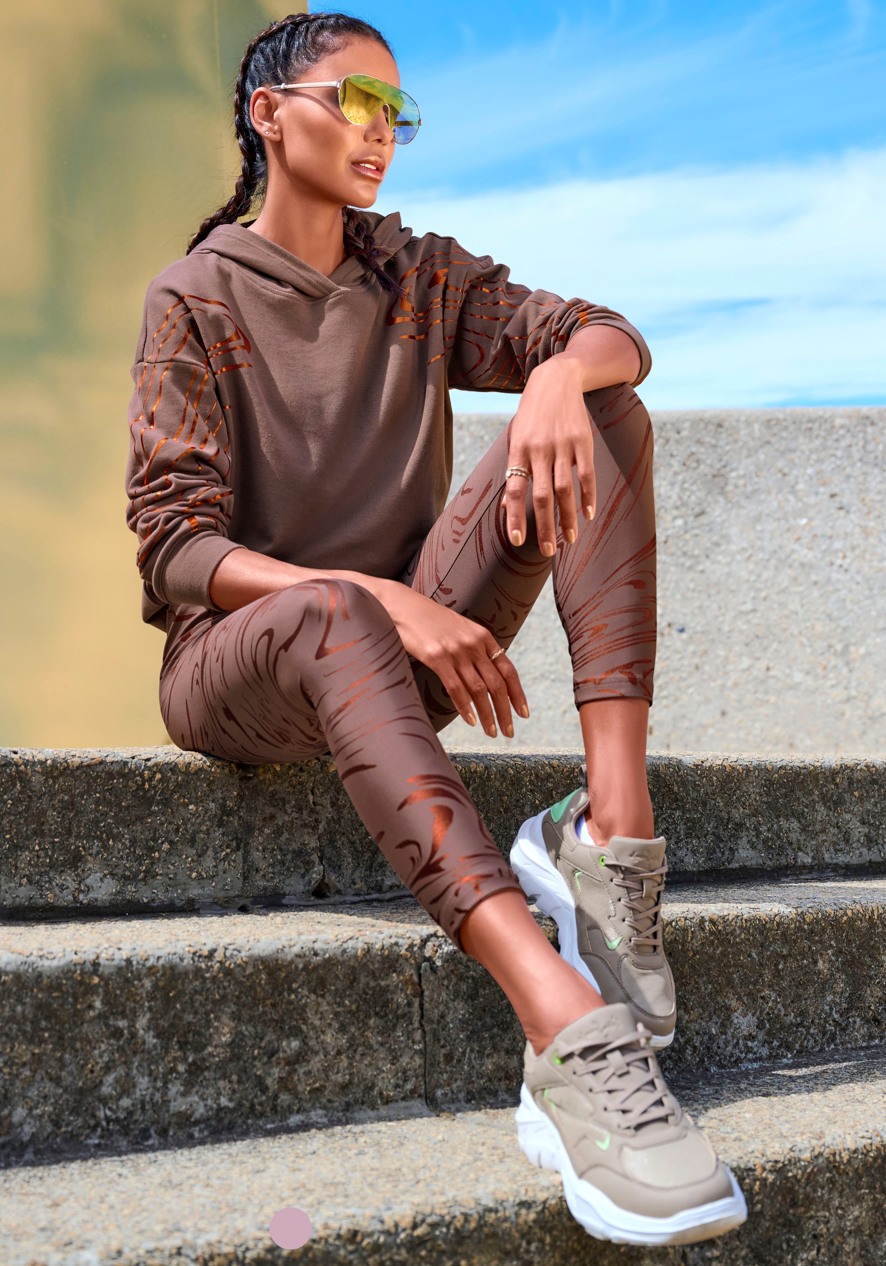 LASCANA ACTIVE Funktionsleggings Sportleggings mit glänzendem Print und 3D Schriftzug