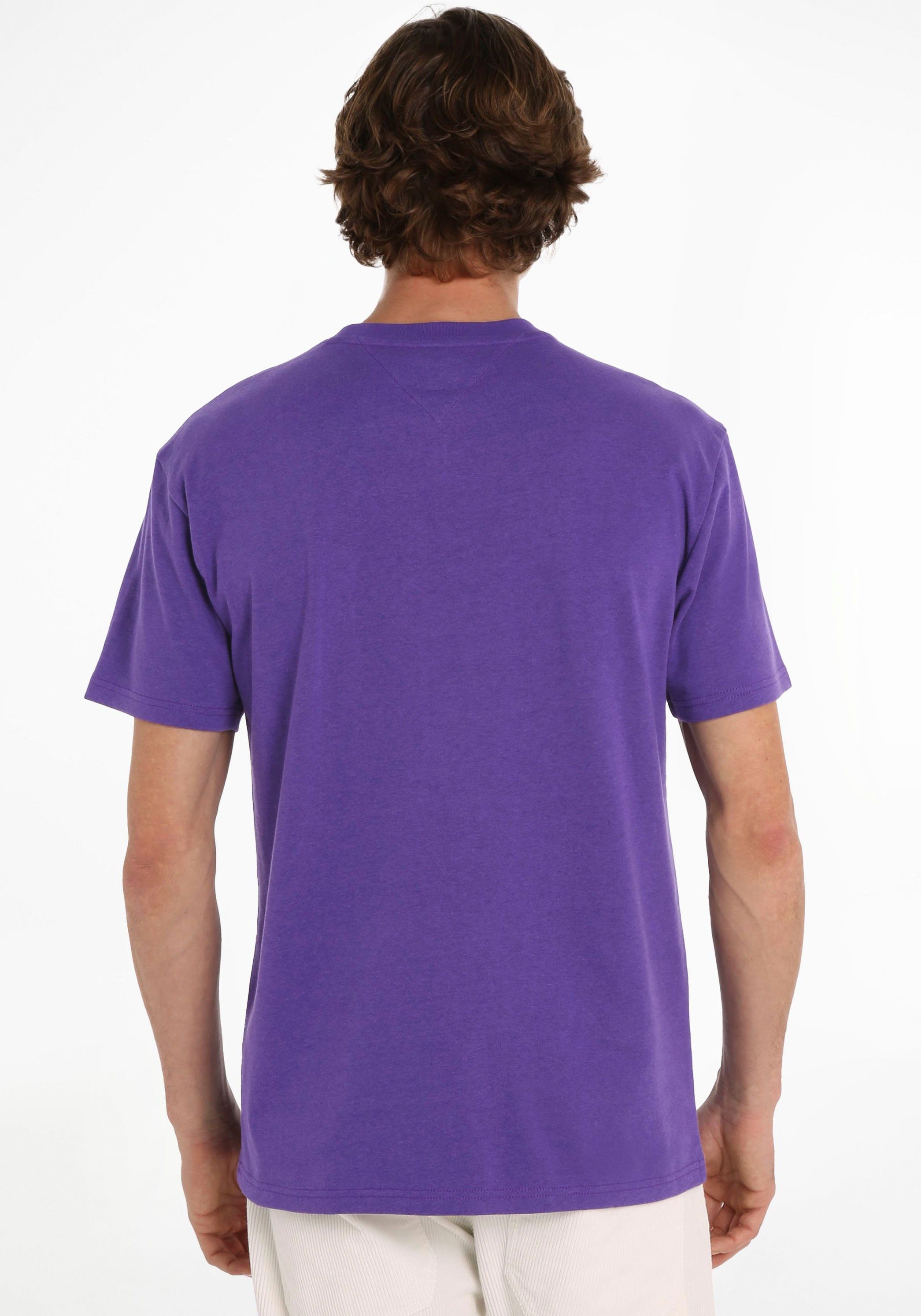 mit TOMMY CLSC T-Shirt Purple College Rundhalsausschnitt XS Jeans Tommy TEE BADGE TJM