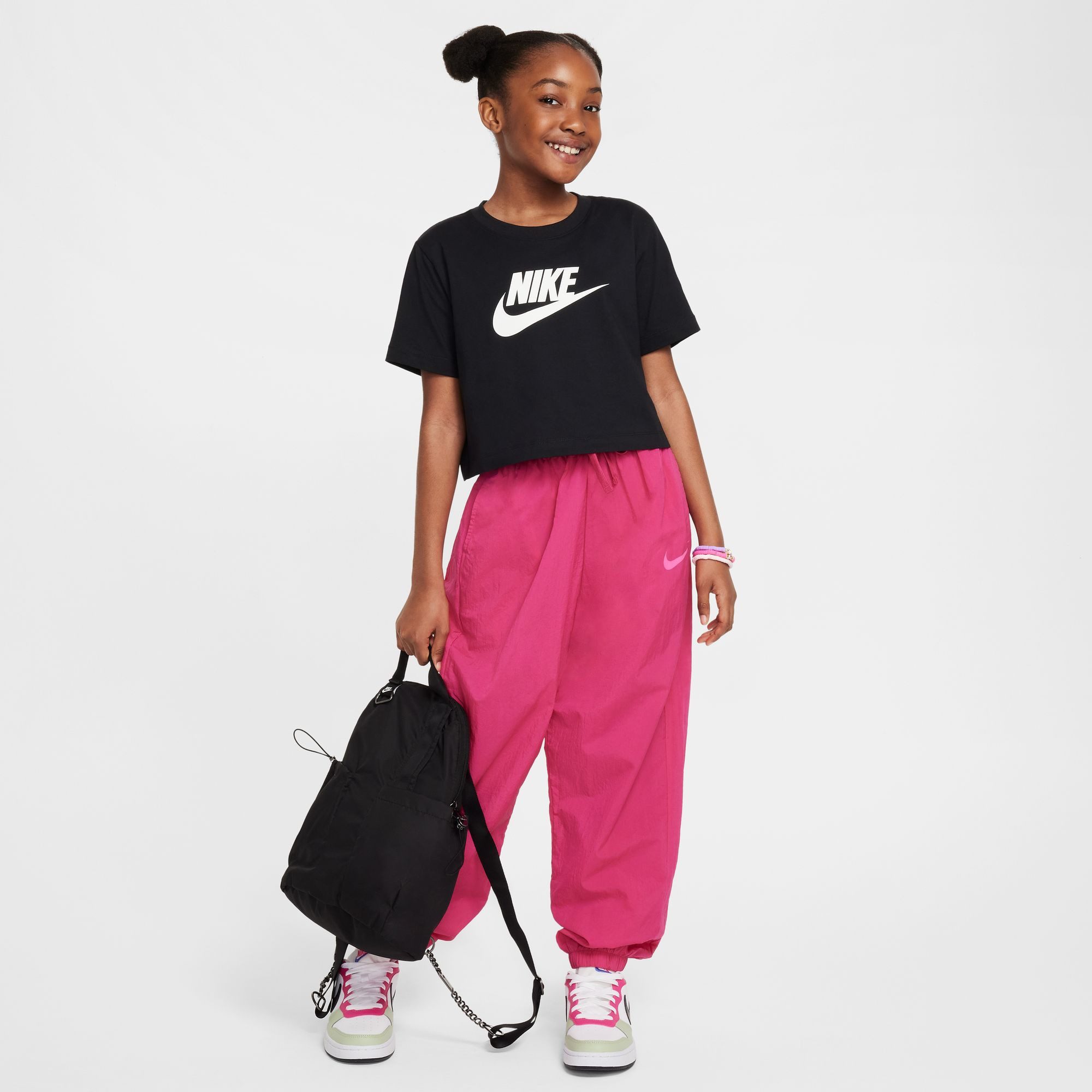 Nike Sportswear Laufshirt Nike Sportswear Big Kids' (Girls) Cropped T-Shirt für Jugendliche, für sportliche Aktivitäten, aus weicher Baumwolle