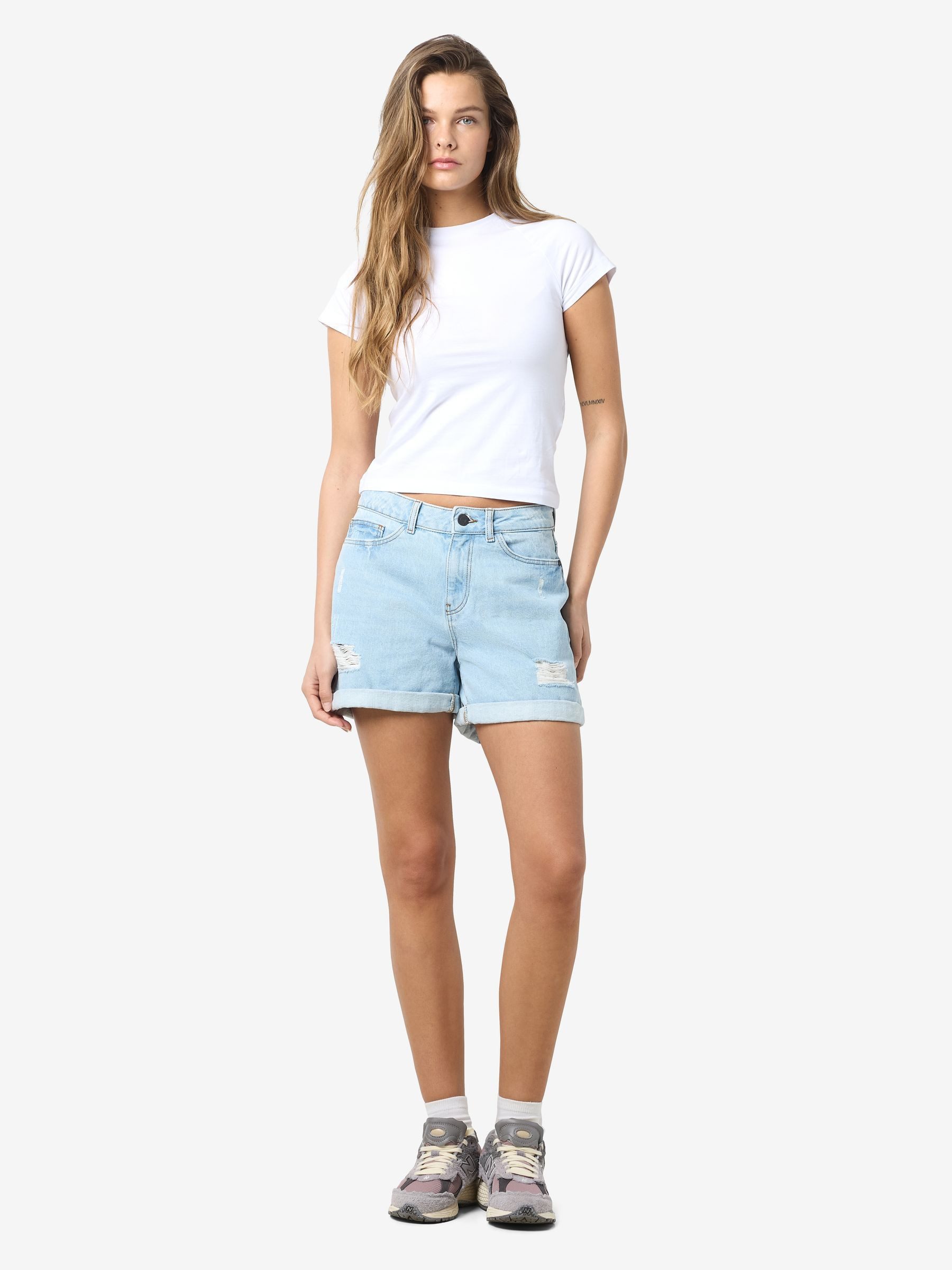 Noisy may Jeansshorts Sommerliches Design mit Distressed-Details und Umklappsaum NMSMILEY NW DEST SHORTS VI062LB NOOS