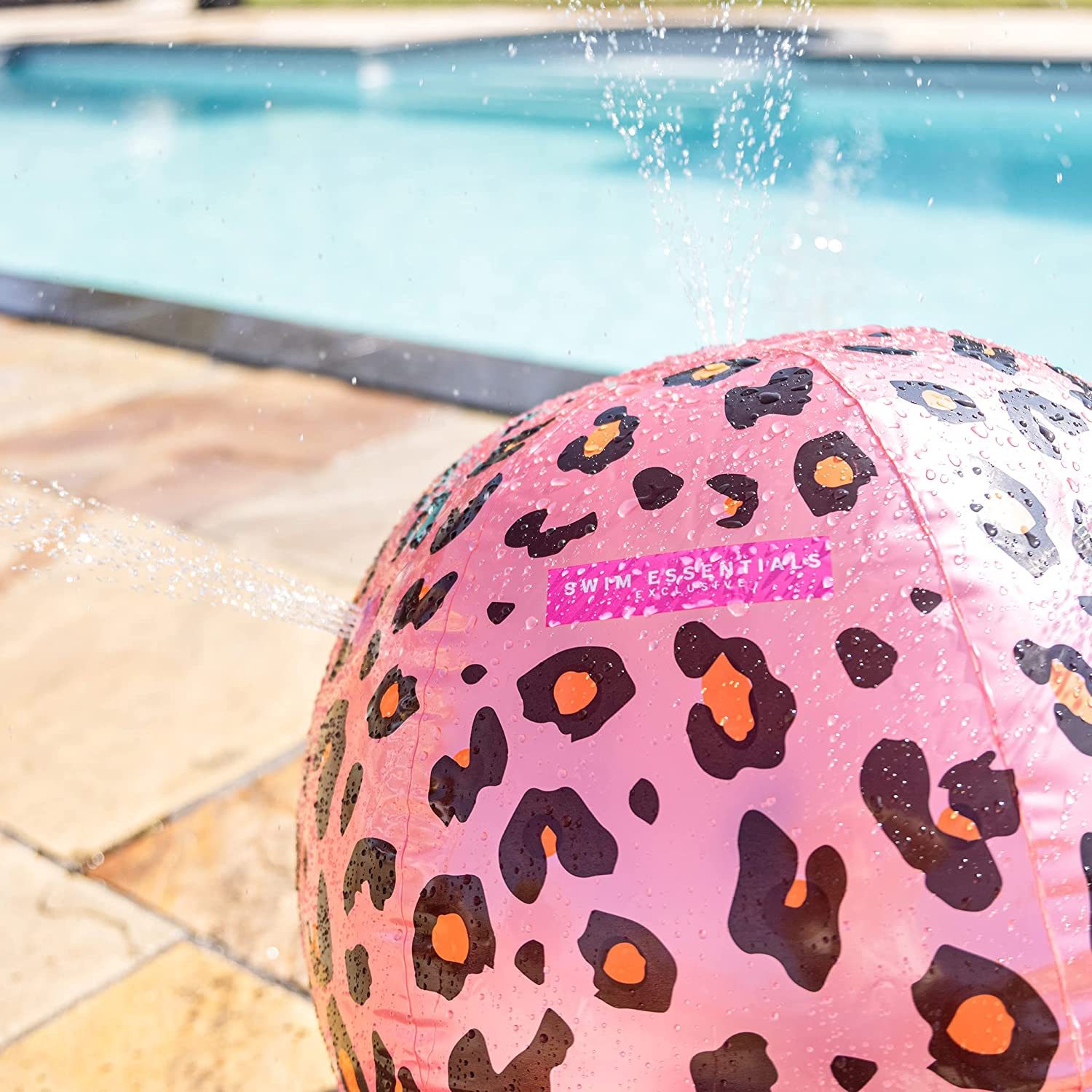 Swim Essentials Wasserball Aufblasbarer Ball Sprinkler Leopard 60 cm, Wasserball Strandball Wasserspiel