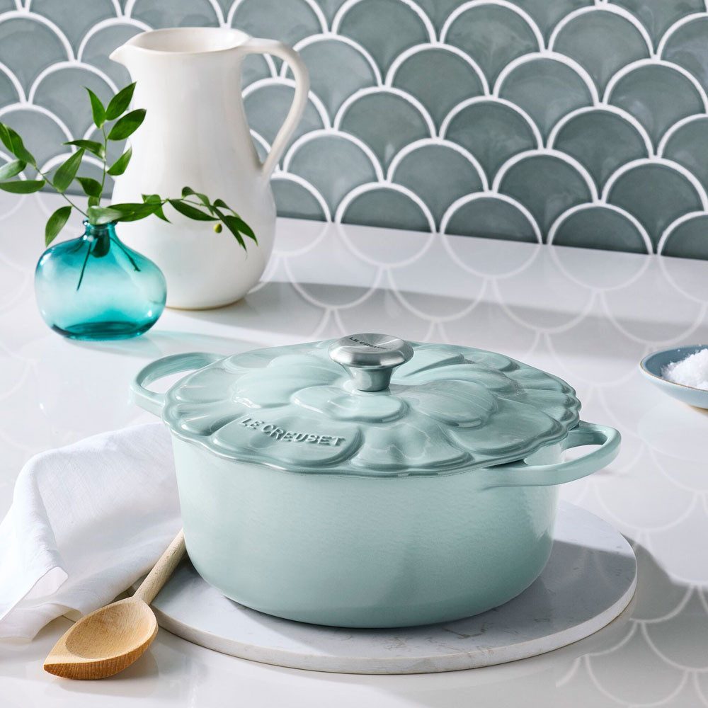 LE CREUSET Bräter LeCreuset Bräter Signature Blume 26cm, Sea Salt, Gußeisen