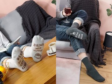 Lucadeau Freizeitsocken Socken Geschenkset für Frauen und Männer mit Spruch auf Sohle, (Geschenkset, 2 Paar) Bring mir Kaffee, Wein, rutschfest, Gr. 36-43, Geburtstagsgeschenk